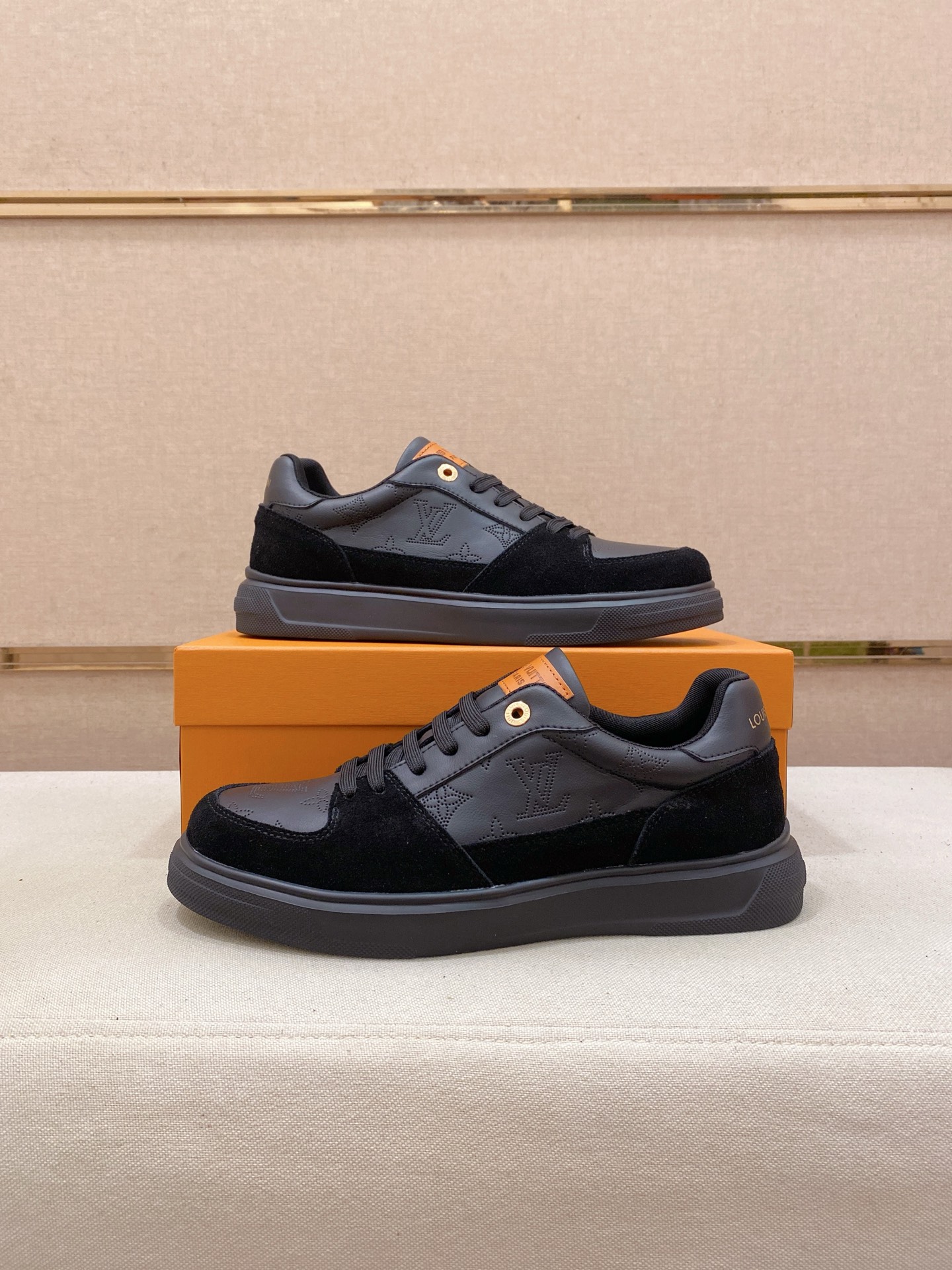 LV 原單 黑色運動鞋 低調時尚設計｜歐美奢侈品精品推薦