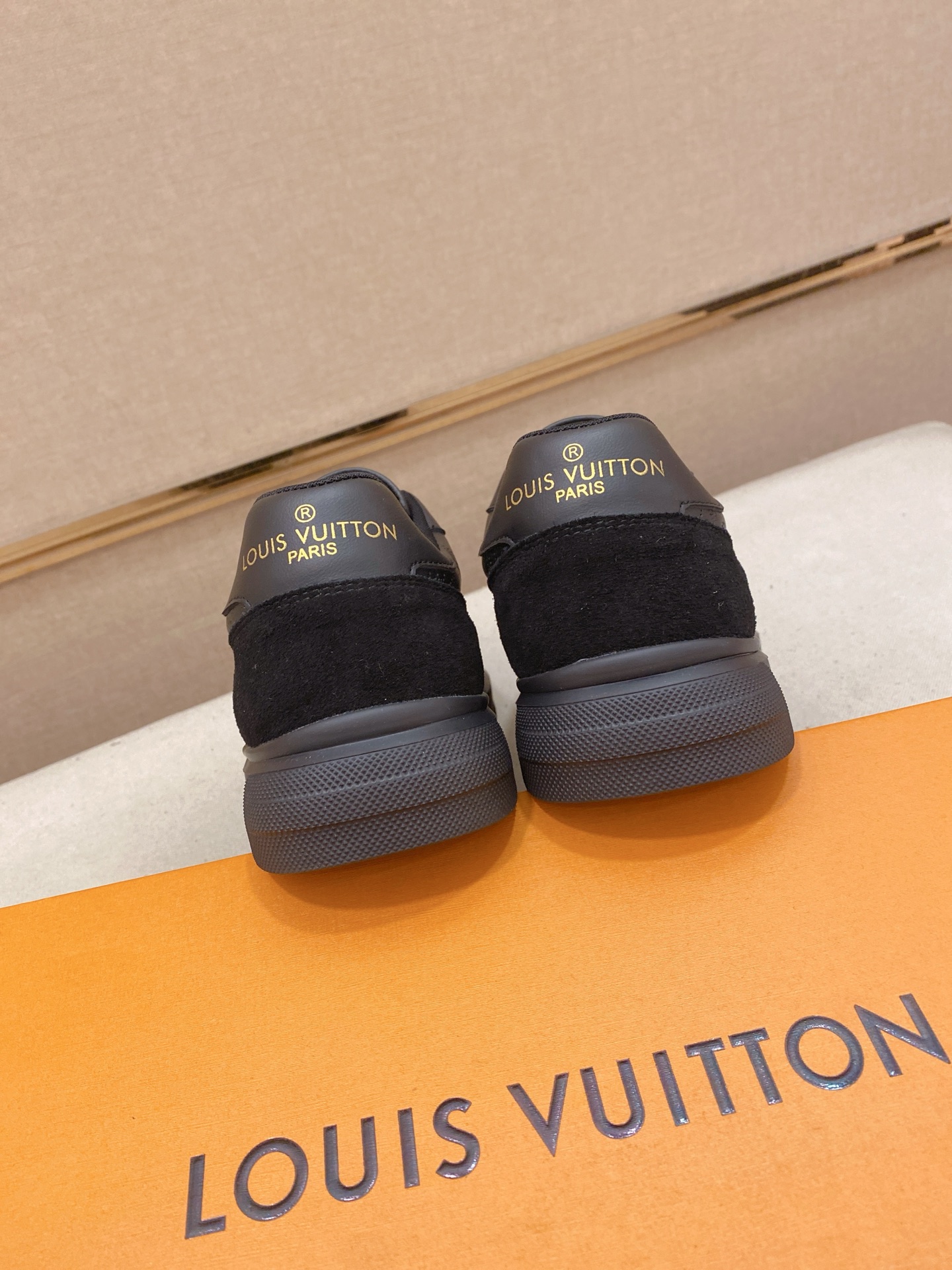 LV 原單 黑色運動鞋 低調時尚設計｜歐美奢侈品精品推薦