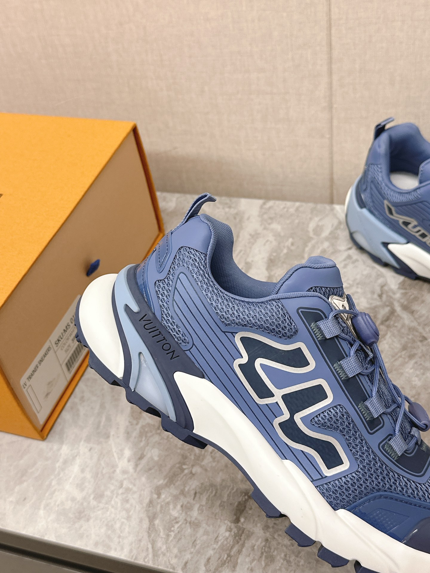 LV 一比一 藍色低幫運動鞋 潮流舒適款|超A仿原單精品圖片 8 LV 一比一 藍色低幫運動鞋 潮流舒適款|歐美奢侈品精品推薦