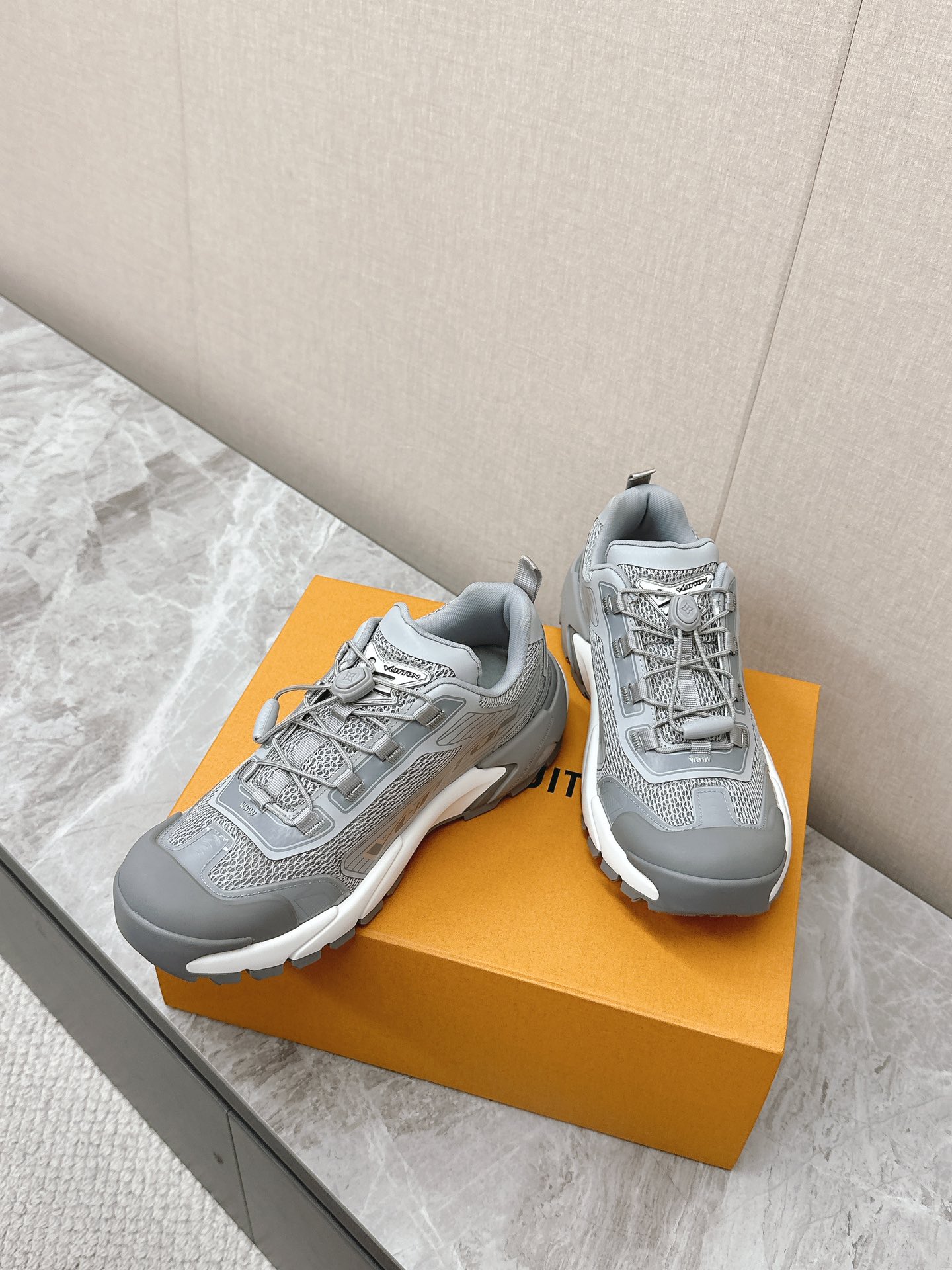 LV 高仿 灰色低幫運動鞋 百搭舒適款|超A仿原單精品圖片 11 LV 高仿 灰色低幫運動鞋 百搭舒適款|歐美奢侈品精品推薦