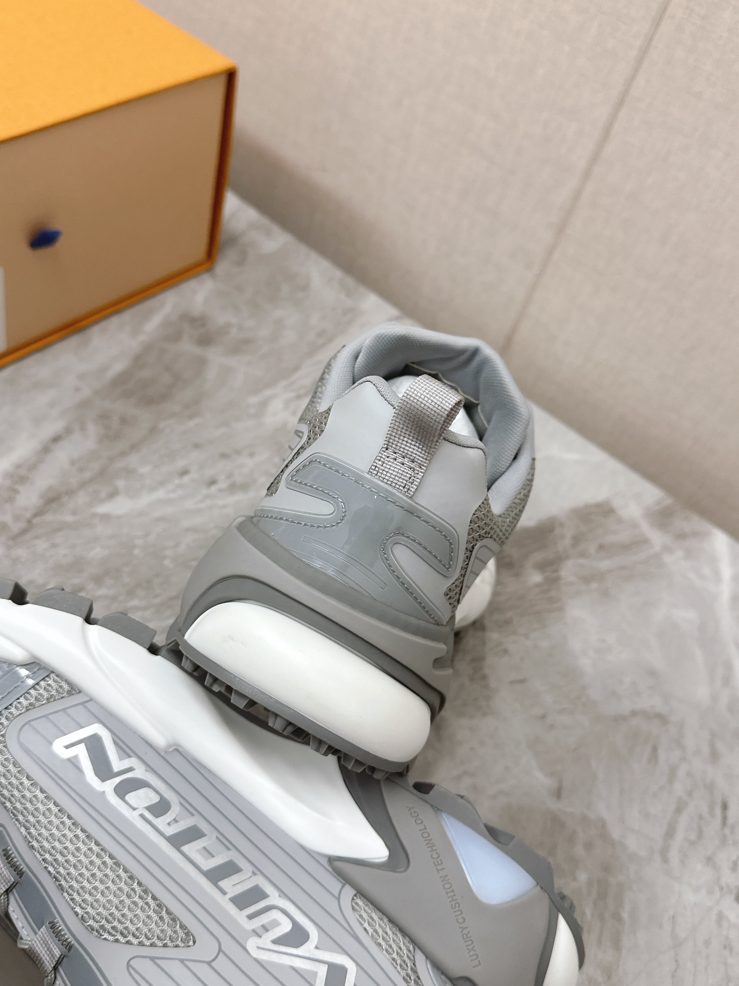 LV 高仿 灰色低幫運動鞋 百搭舒適款|超A仿原單精品圖片 9 LV 高仿 灰色低幫運動鞋 百搭舒適款|歐美奢侈品精品推薦