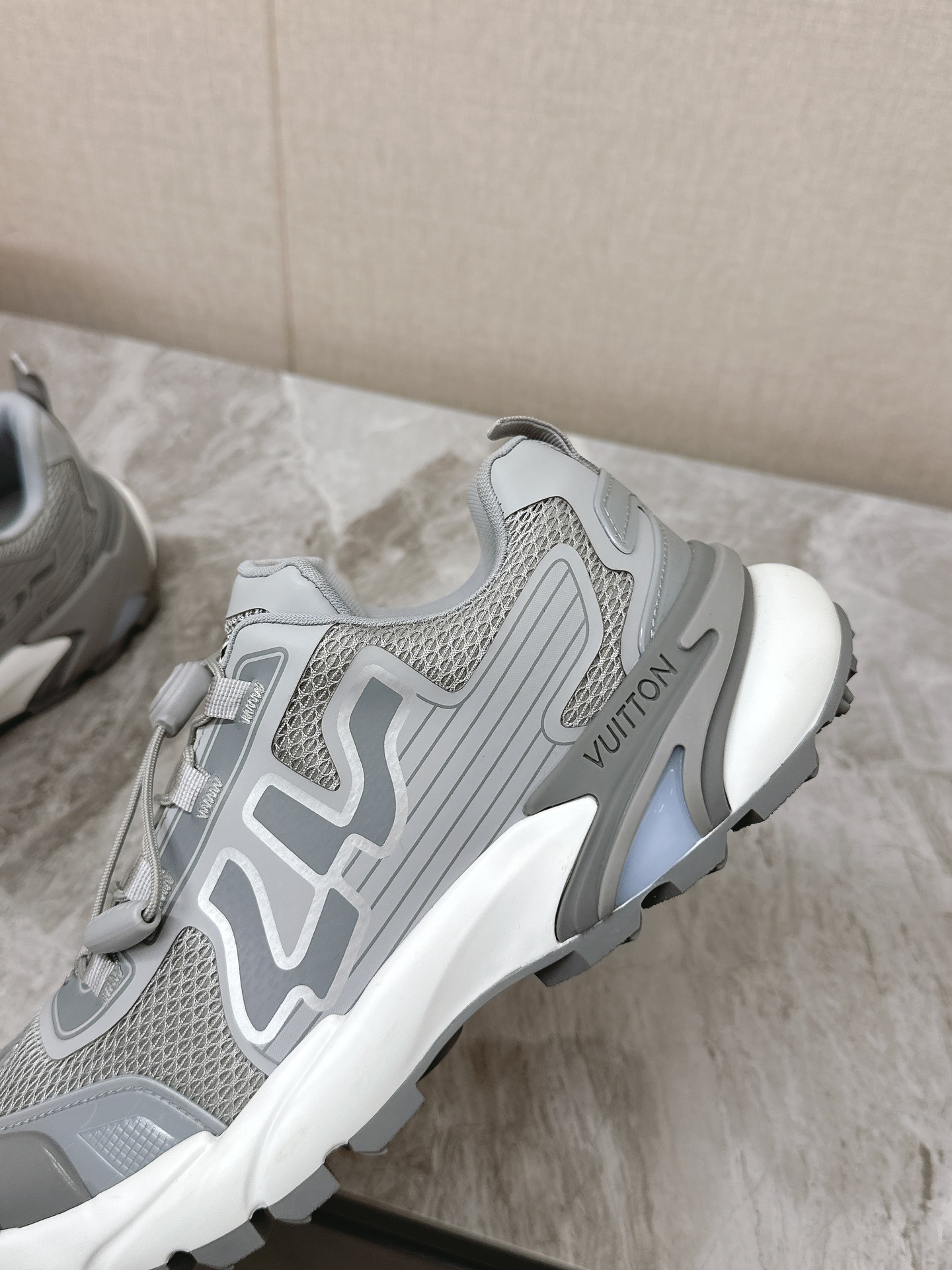 LV 高仿 灰色低幫運動鞋 百搭舒適款|超A仿原單精品圖片 8 LV 高仿 灰色低幫運動鞋 百搭舒適款|歐美奢侈品精品推薦