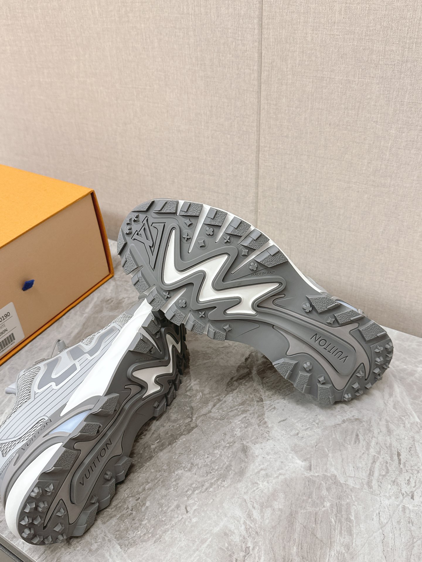 LV 高仿 灰色低幫運動鞋 百搭舒適款|超A仿原單精品圖片 7 LV 高仿 灰色低幫運動鞋 百搭舒適款|歐美奢侈品精品推薦