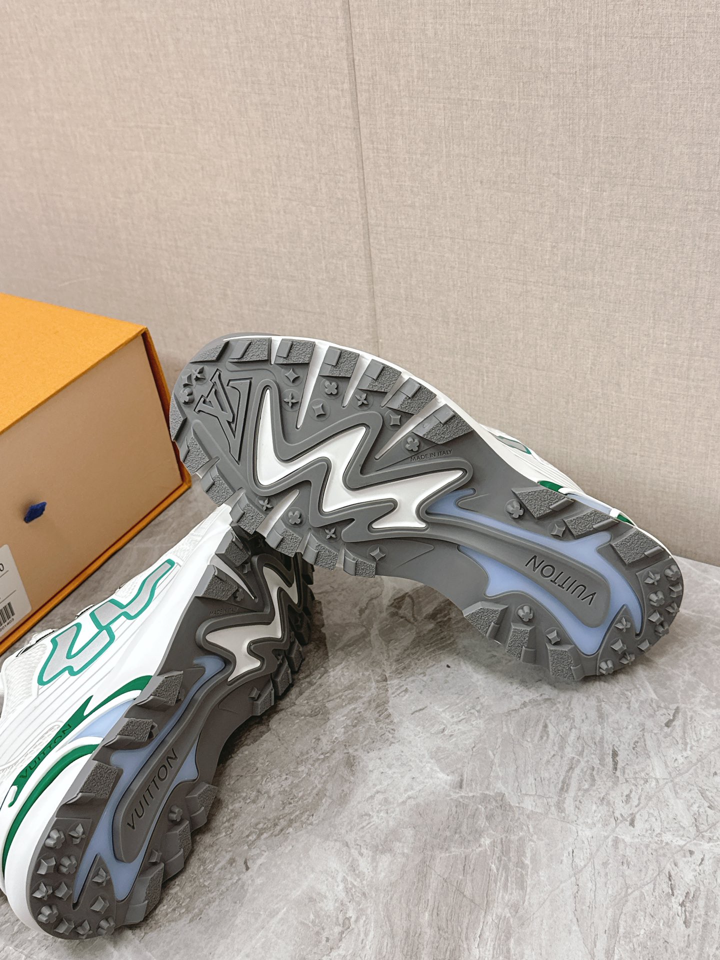 LV 一比一 白綠運動鞋 清新百搭潮流款|超A仿原單精品圖片 7 LV 一比一 白綠運動鞋 清新百搭潮流款|歐美奢侈品精品推薦