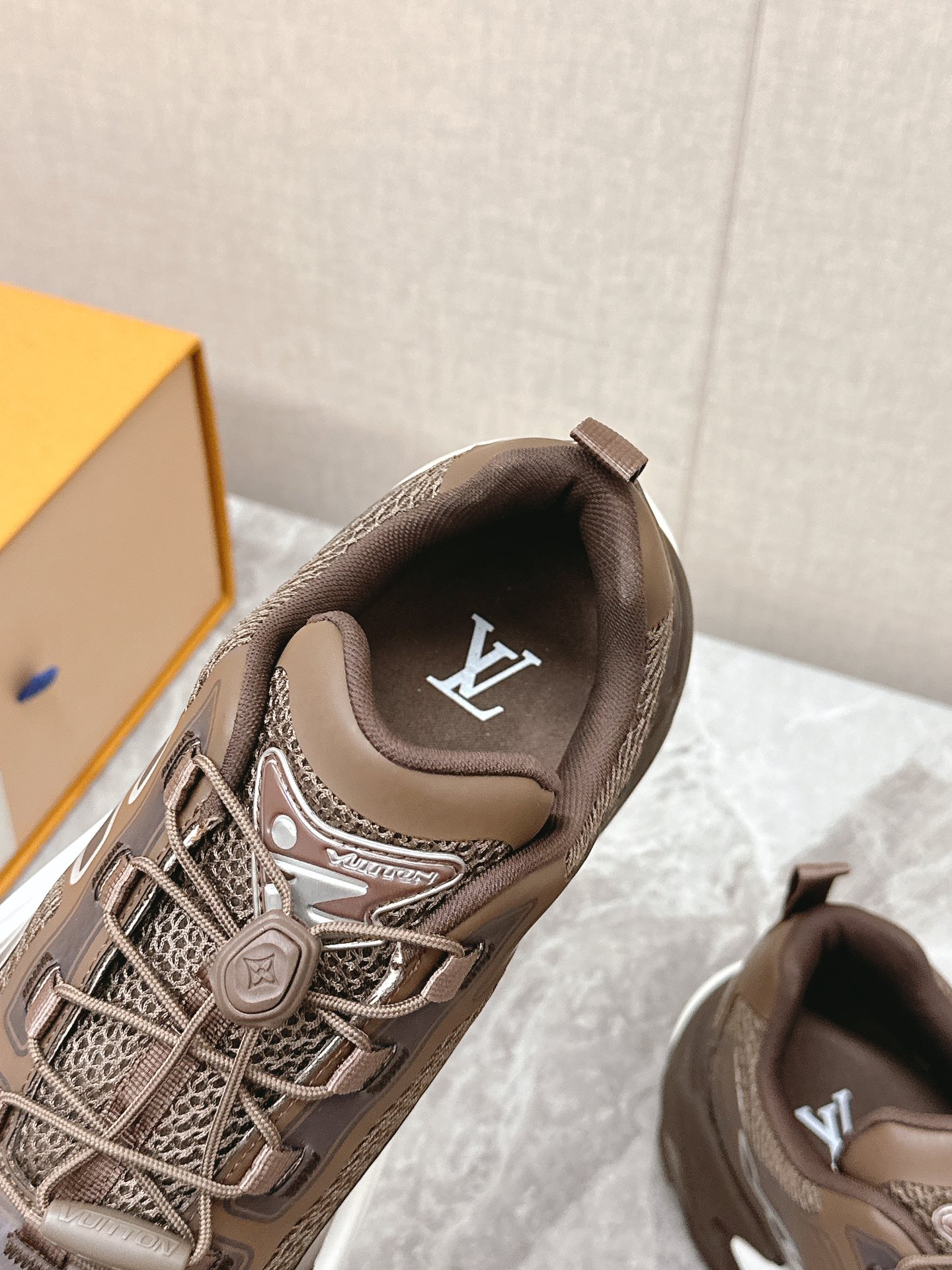 LV 高仿 棕色運動鞋 厚底舒適時尚款|超A仿原單精品圖片 8 LV 高仿 棕色運動鞋 厚底舒適時尚款|歐美奢侈品精品推薦