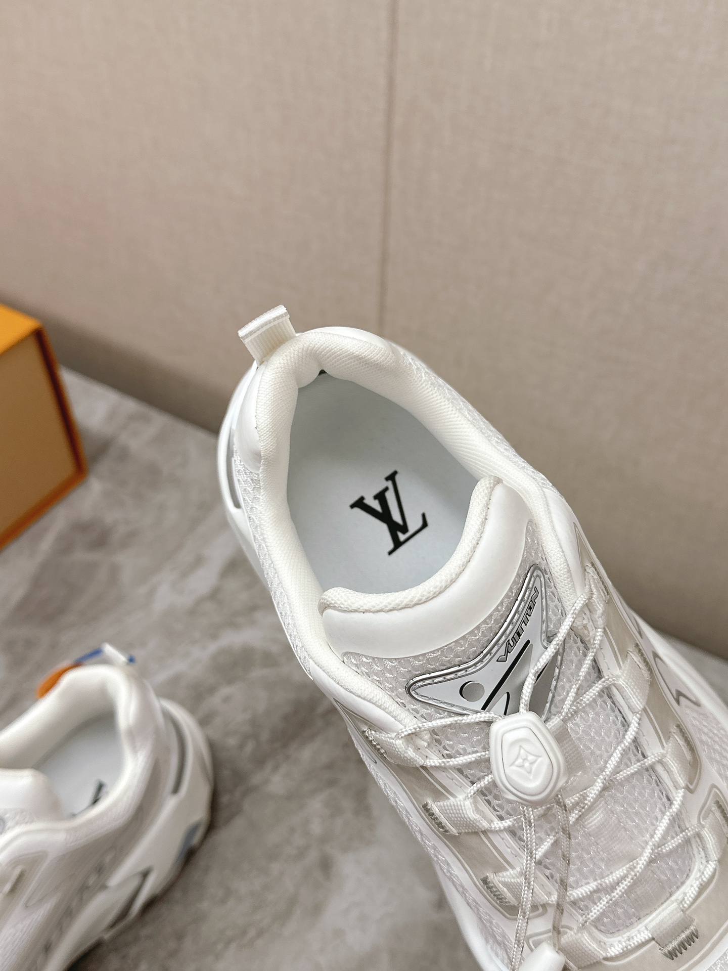 LV 高仿 白色運動鞋 厚底透氣時尚款｜歐美奢侈品精品推薦