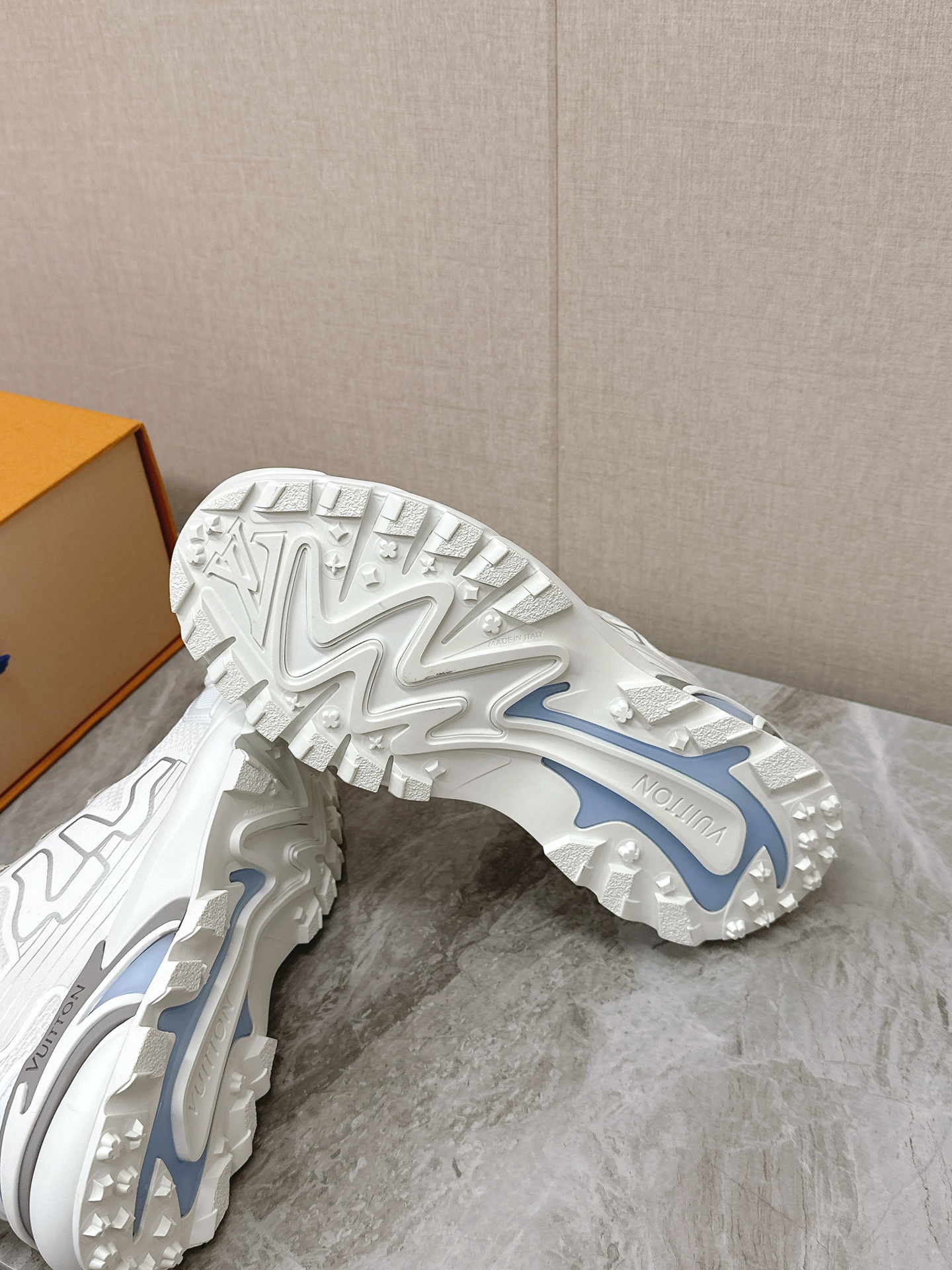 LV 高仿 白色運動鞋 厚底透氣時尚款｜歐美奢侈品精品推薦