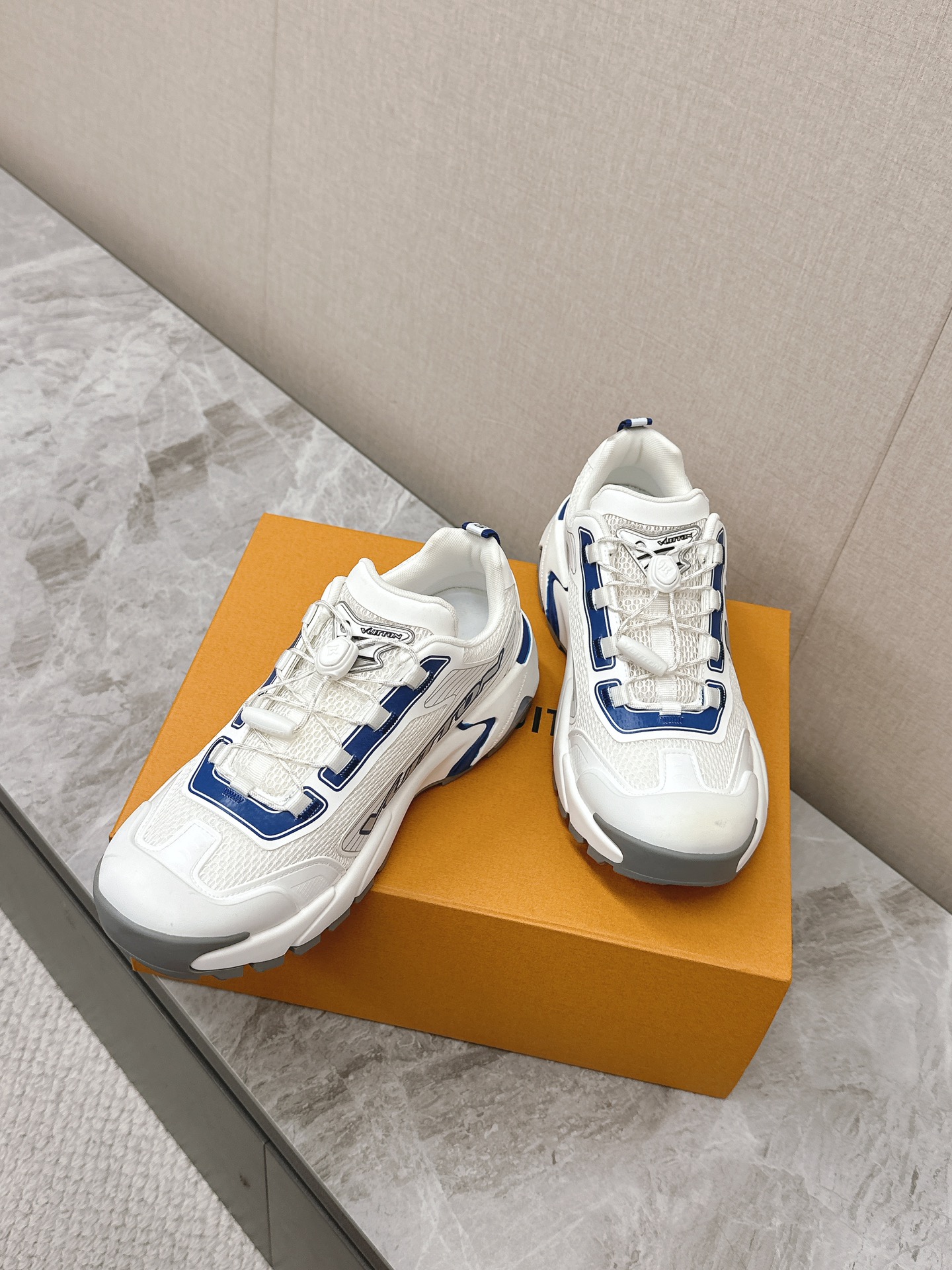 LV 高仿 白藍運動鞋 厚底休閒百搭款|超A仿原單精品圖片 11 LV 高仿 白藍運動鞋 厚底休閒百搭款|歐美奢侈品精品推薦
