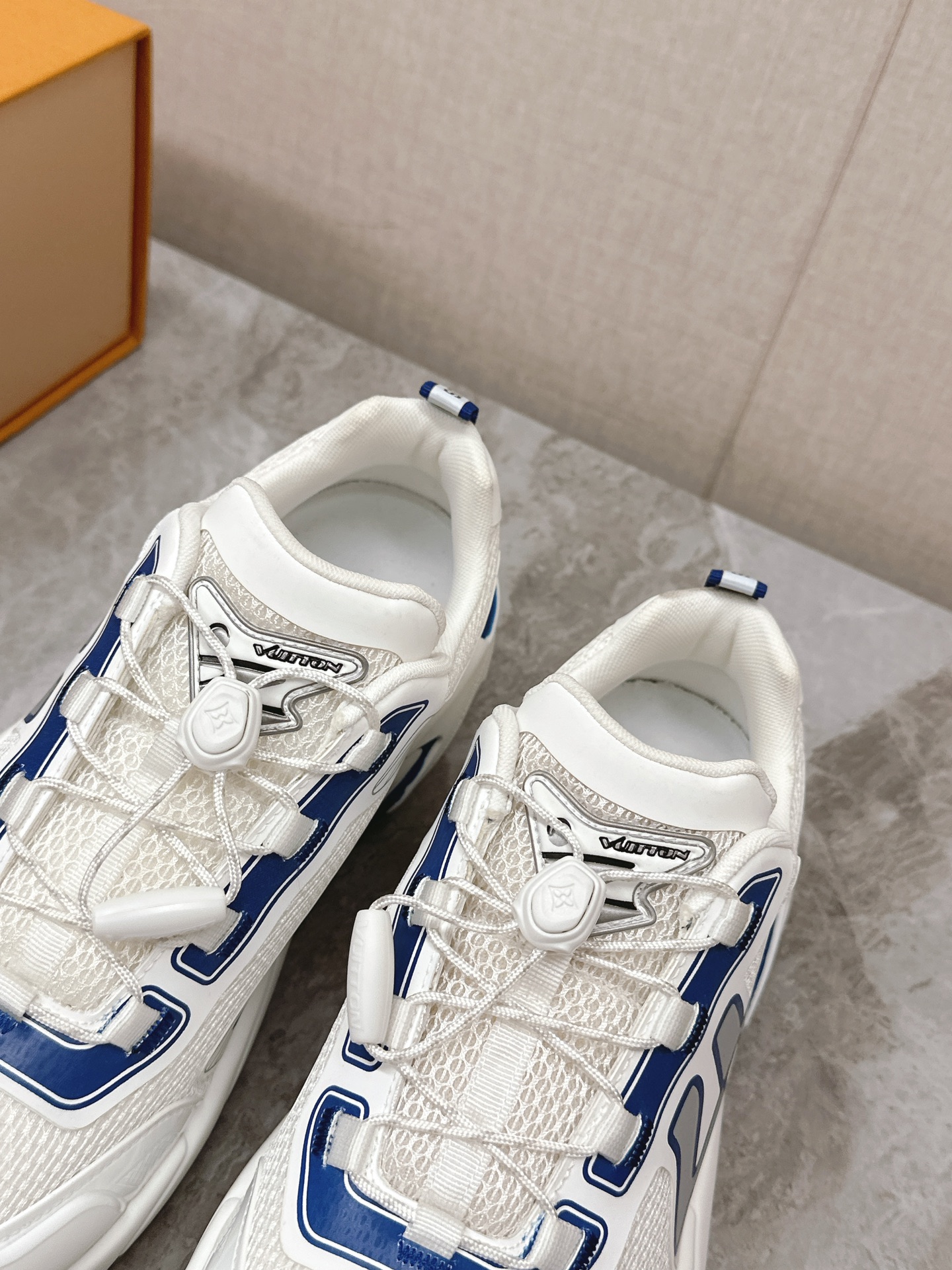 LV 高仿 白藍運動鞋 厚底休閒百搭款|超A仿原單精品圖片 8 LV 高仿 白藍運動鞋 厚底休閒百搭款|歐美奢侈品精品推薦