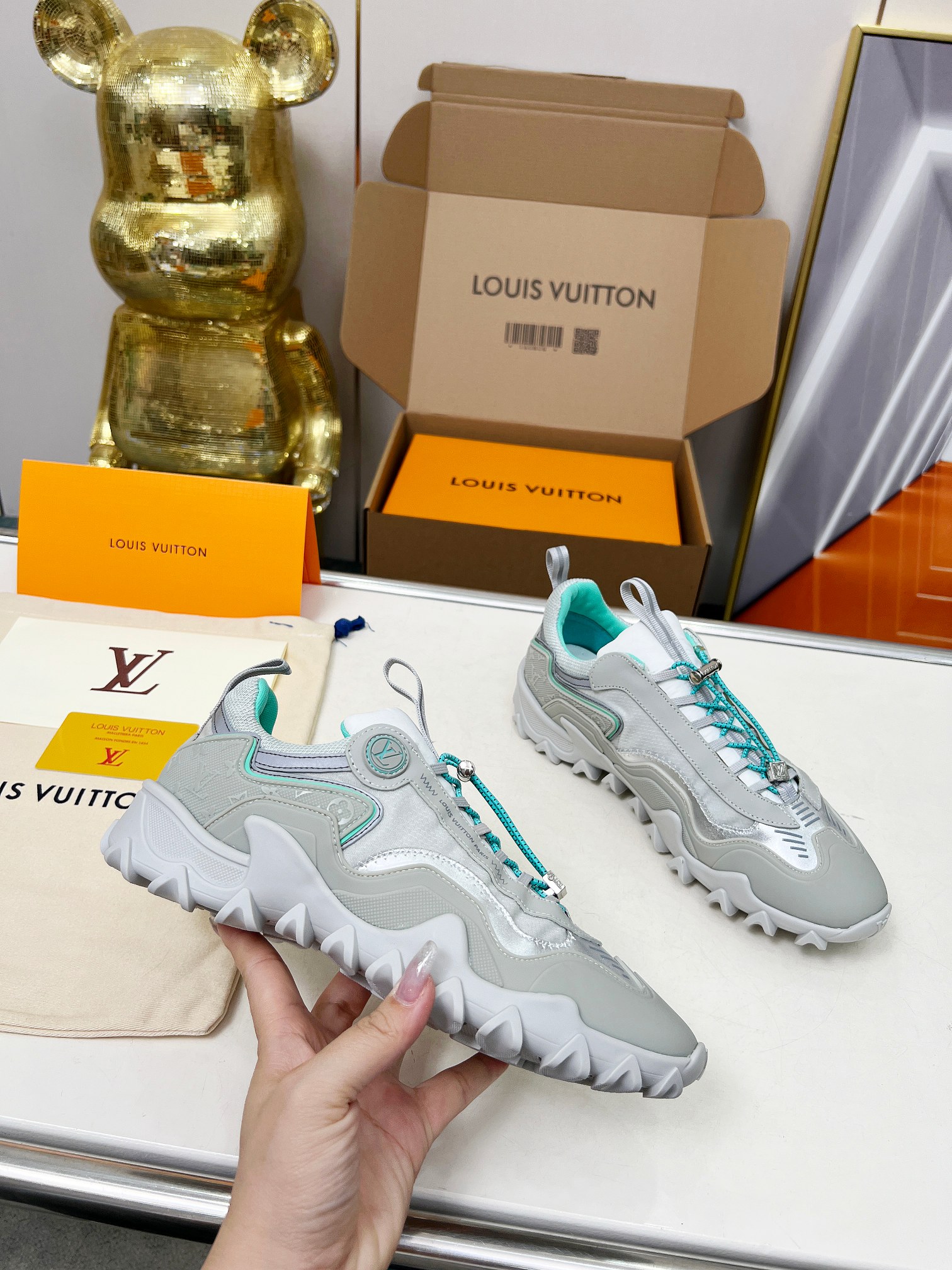 LV 高仿 灰綠運動鞋 厚底拼接街頭休閒款|超A仿原單精品圖片 6 LV 高仿 灰綠運動鞋 厚底拼接街頭休閒款|歐美奢侈品精品推薦