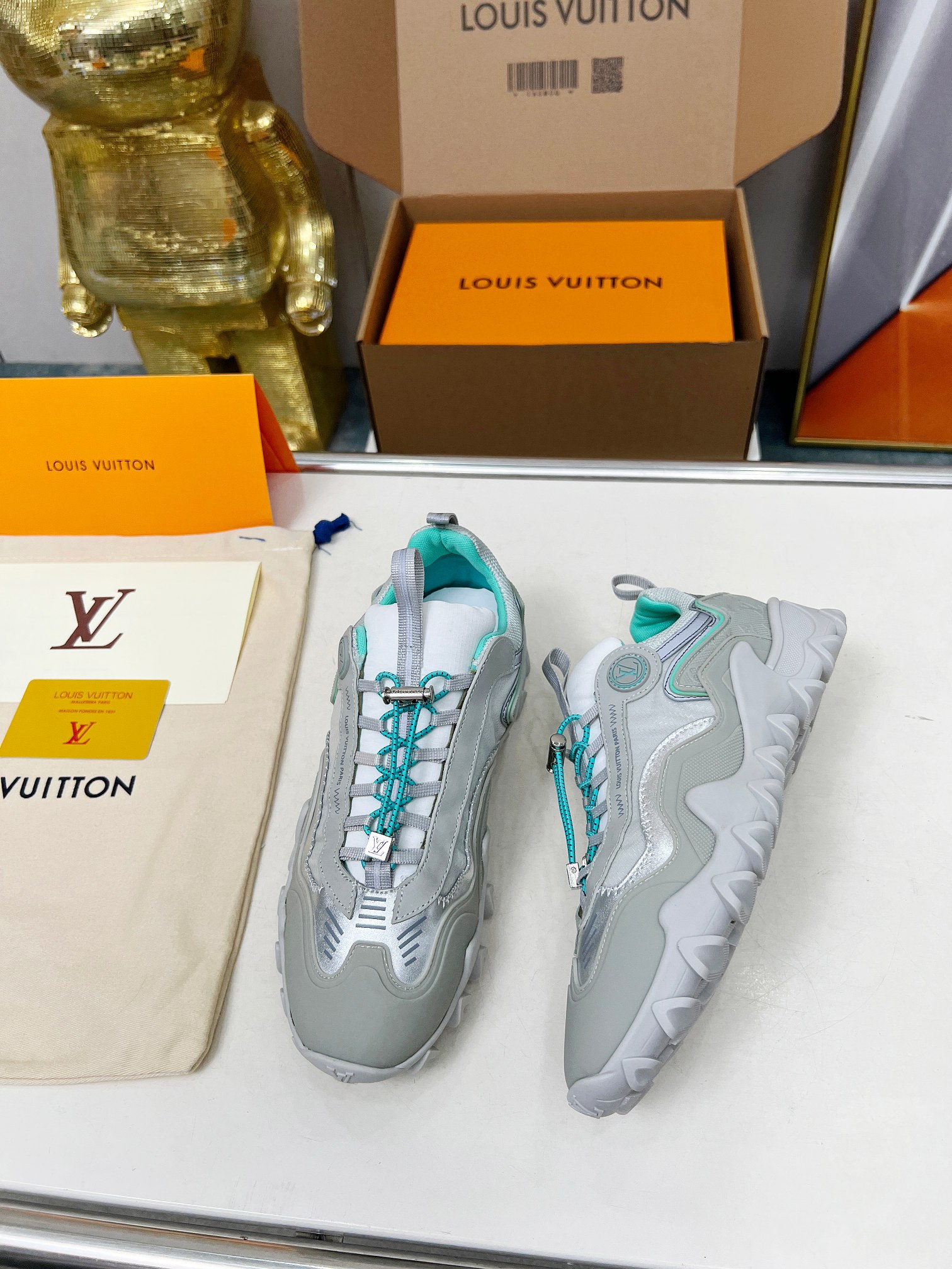LV 高仿 灰綠運動鞋 厚底拼接街頭休閒款|超A仿原單精品圖片 13 LV 高仿 灰綠運動鞋 厚底拼接街頭休閒款|歐美奢侈品精品推薦
