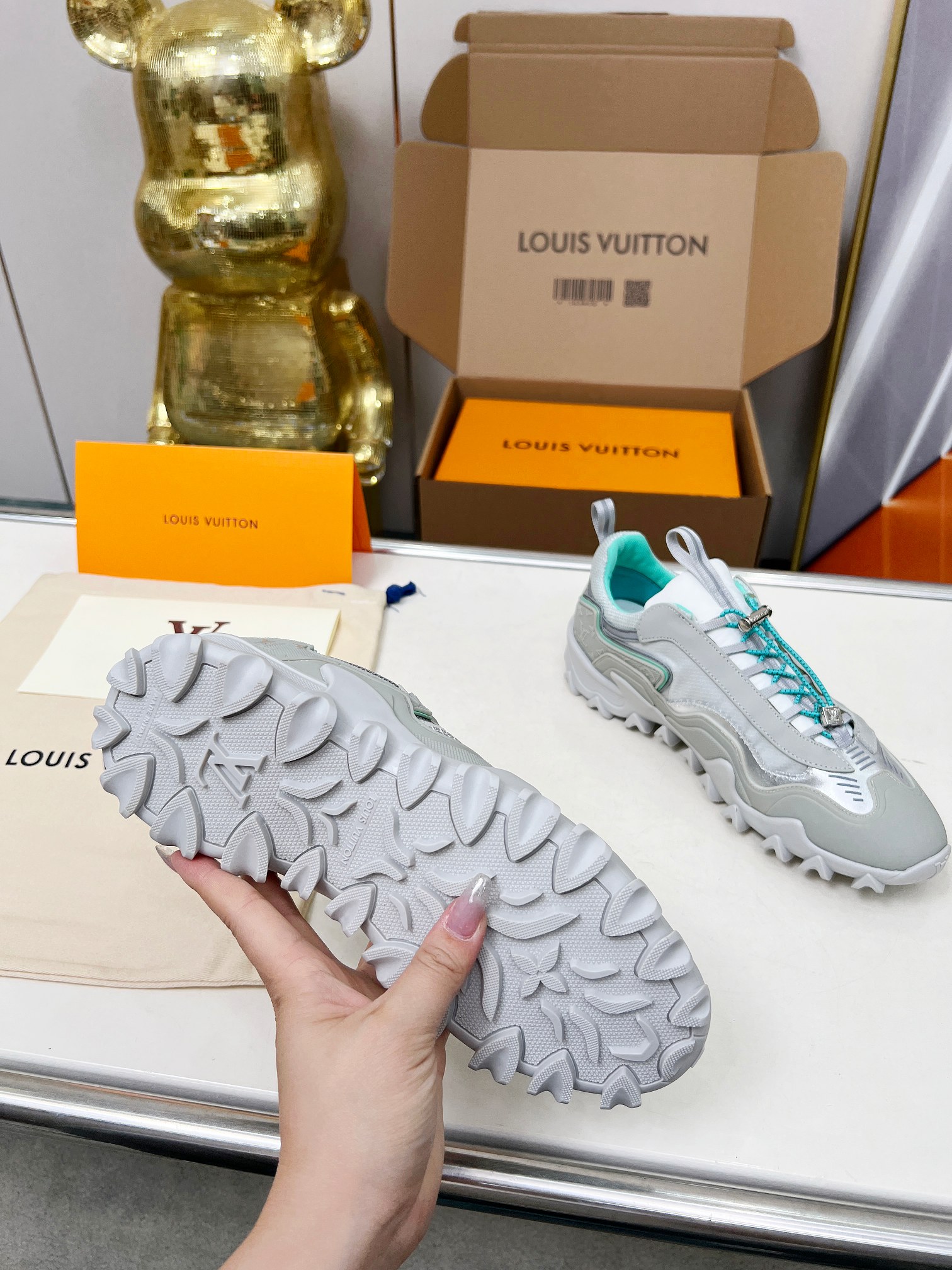 LV 高仿 灰綠運動鞋 厚底拼接街頭休閒款|超A仿原單精品圖片 11 LV 高仿 灰綠運動鞋 厚底拼接街頭休閒款|歐美奢侈品精品推薦