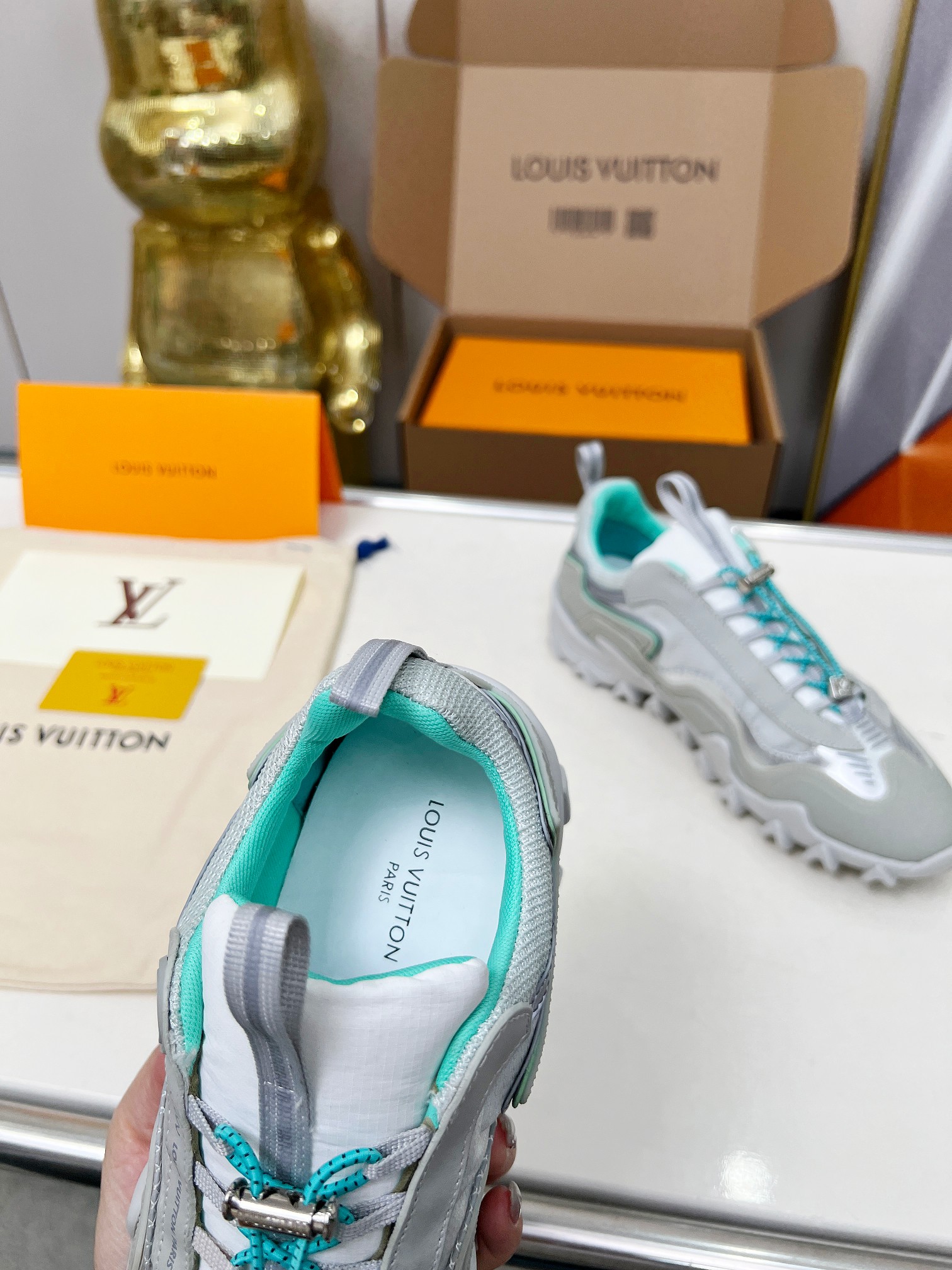 LV 高仿 灰綠運動鞋 厚底拼接街頭休閒款|超A仿原單精品圖片 8 LV 高仿 灰綠運動鞋 厚底拼接街頭休閒款|歐美奢侈品精品推薦
