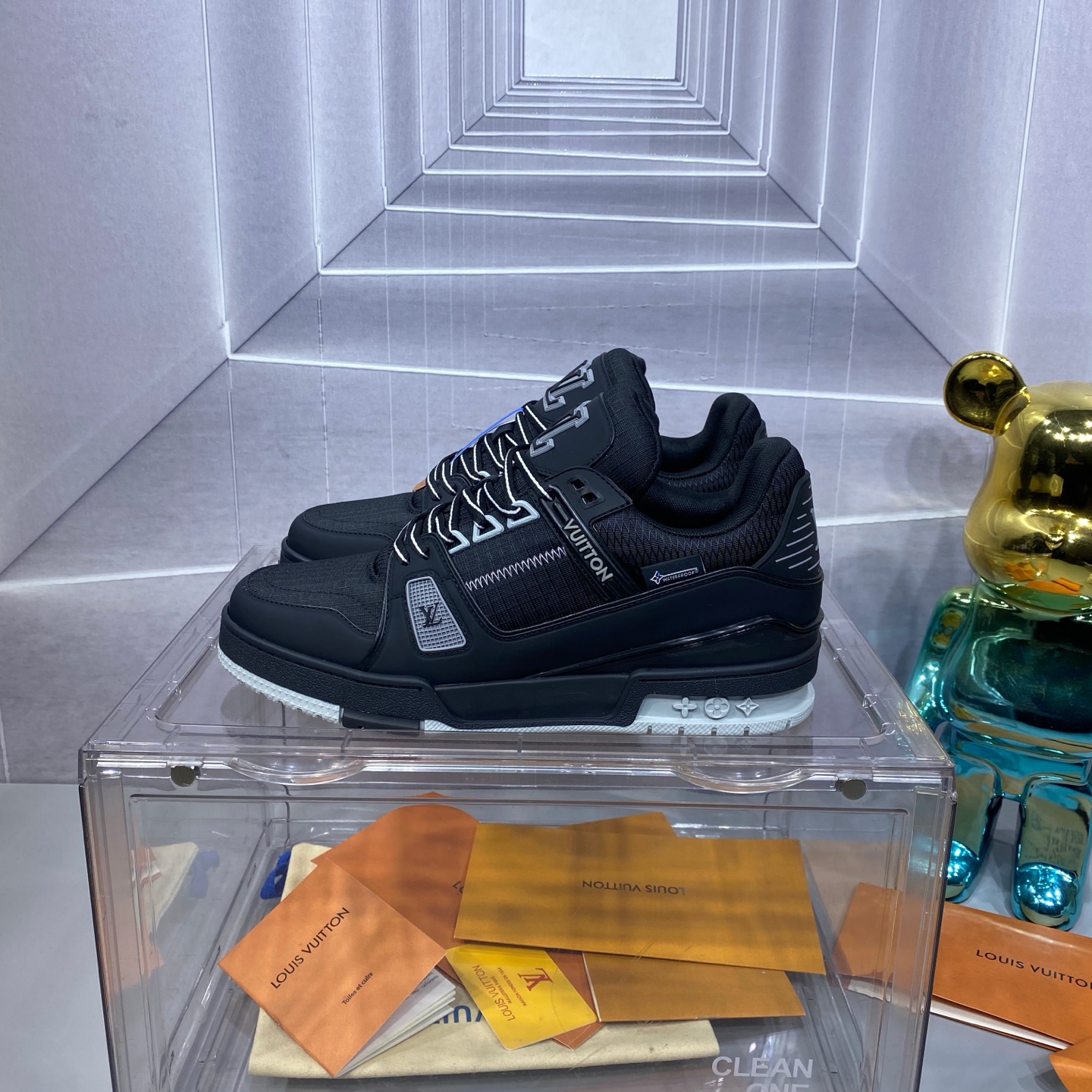 LV 高仿 Trainer 全黑低筒運動鞋 白底細節潮流款｜歐美奢侈品精品推薦