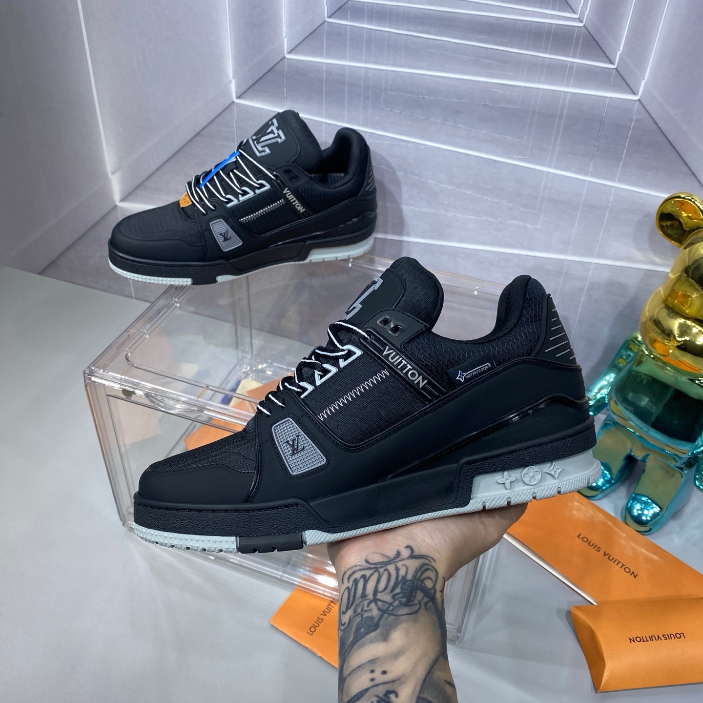 LV 高仿 Trainer 全黑低筒運動鞋 白底細節潮流款｜歐美奢侈品精品推薦