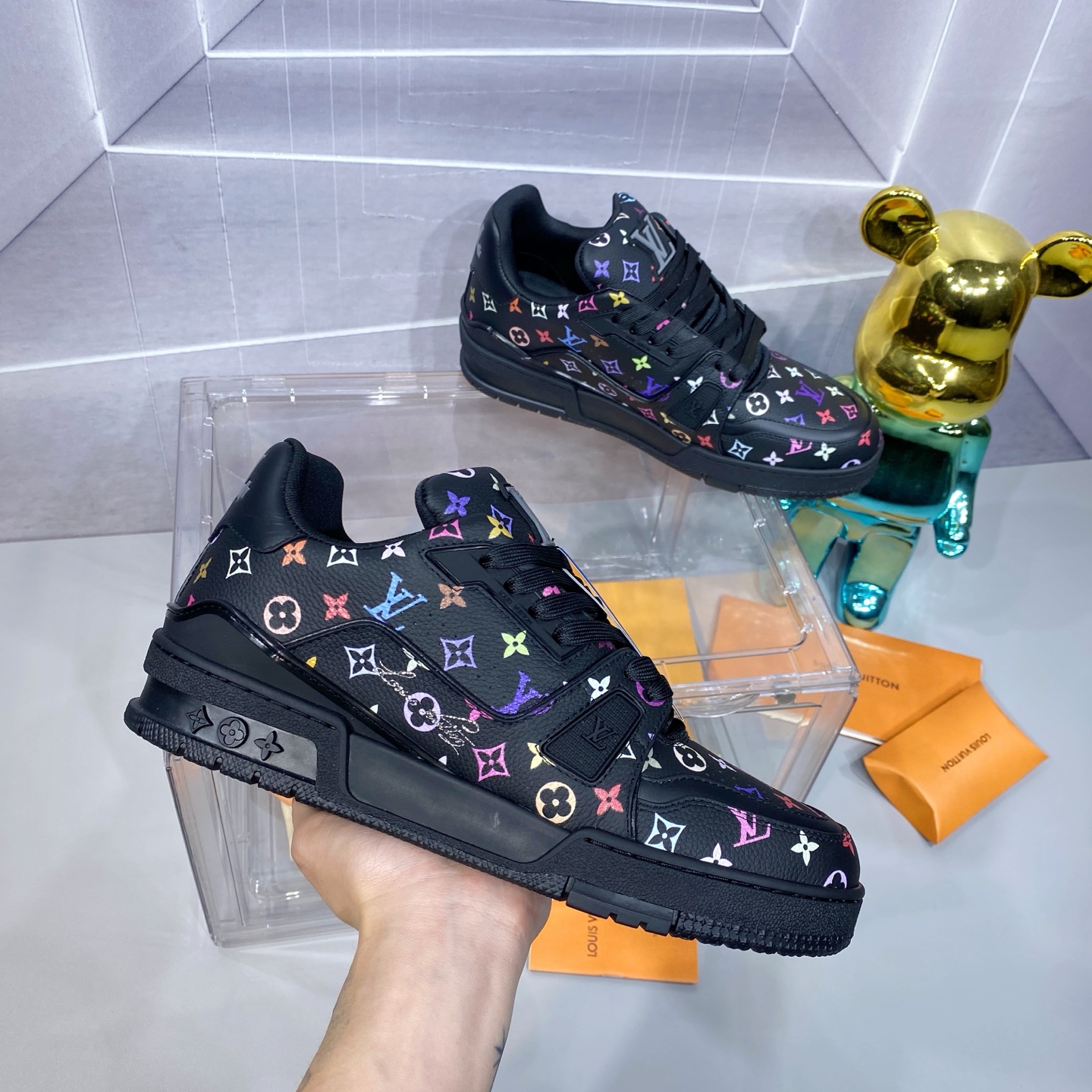 LV 一比一 Trainer 黑底彩色 Monogram 運動鞋 潮流亮眼款｜歐美奢侈品精品推薦