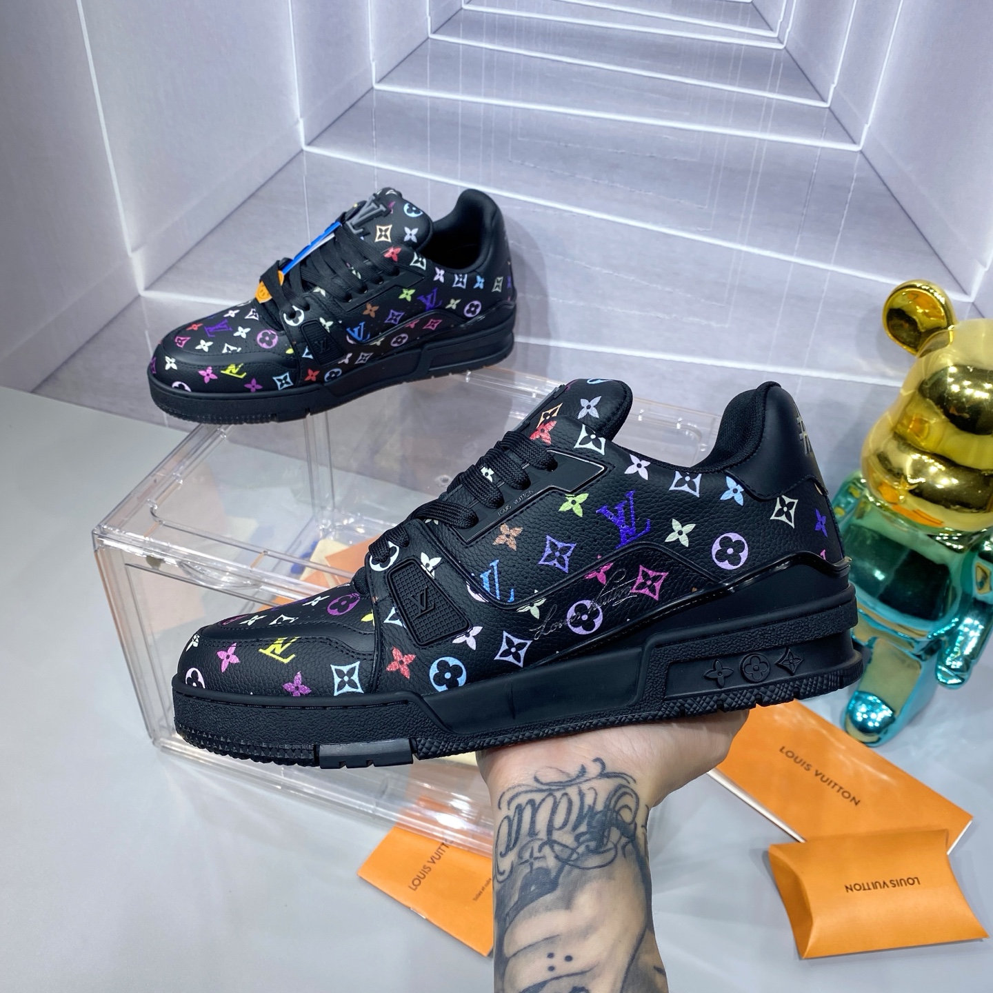 LV 一比一 Trainer 黑底彩色 Monogram 運動鞋 潮流亮眼款｜歐美奢侈品精品推薦