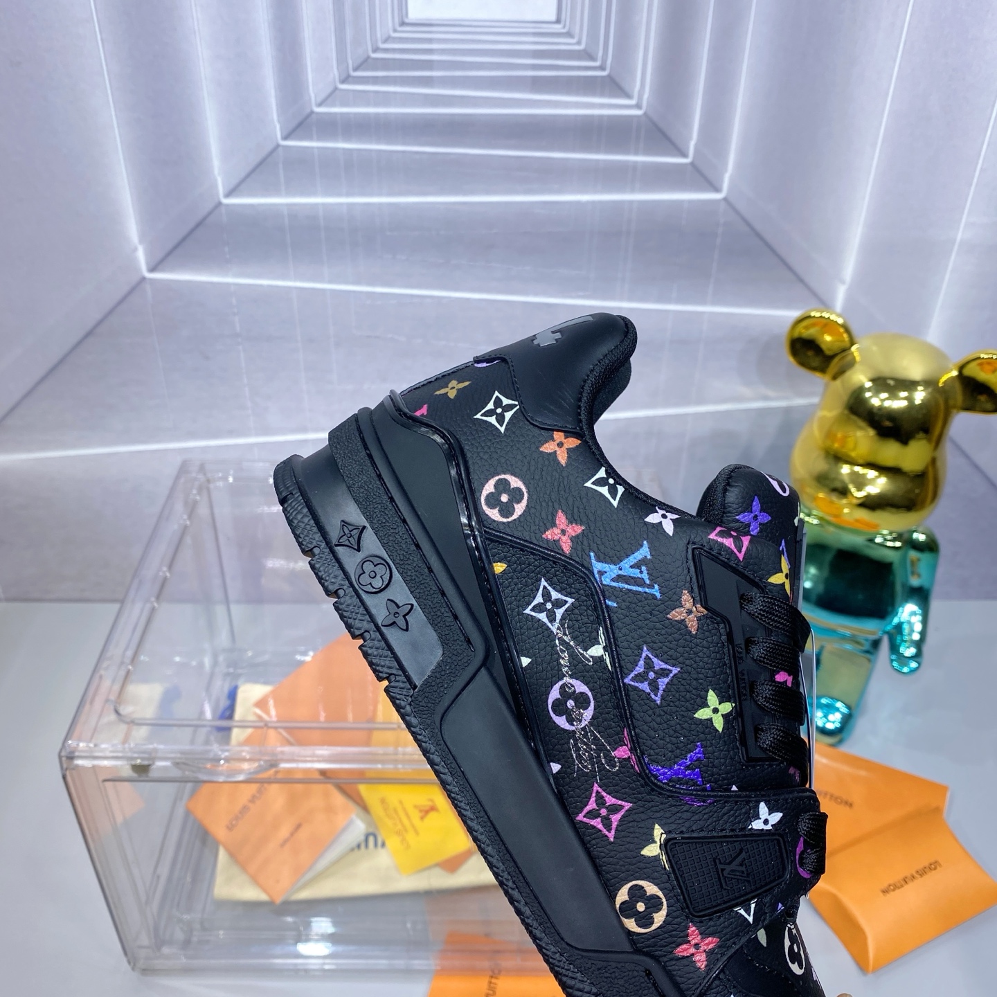 LV 一比一 Trainer 黑底彩色 Monogram 運動鞋 潮流亮眼款｜歐美奢侈品精品推薦