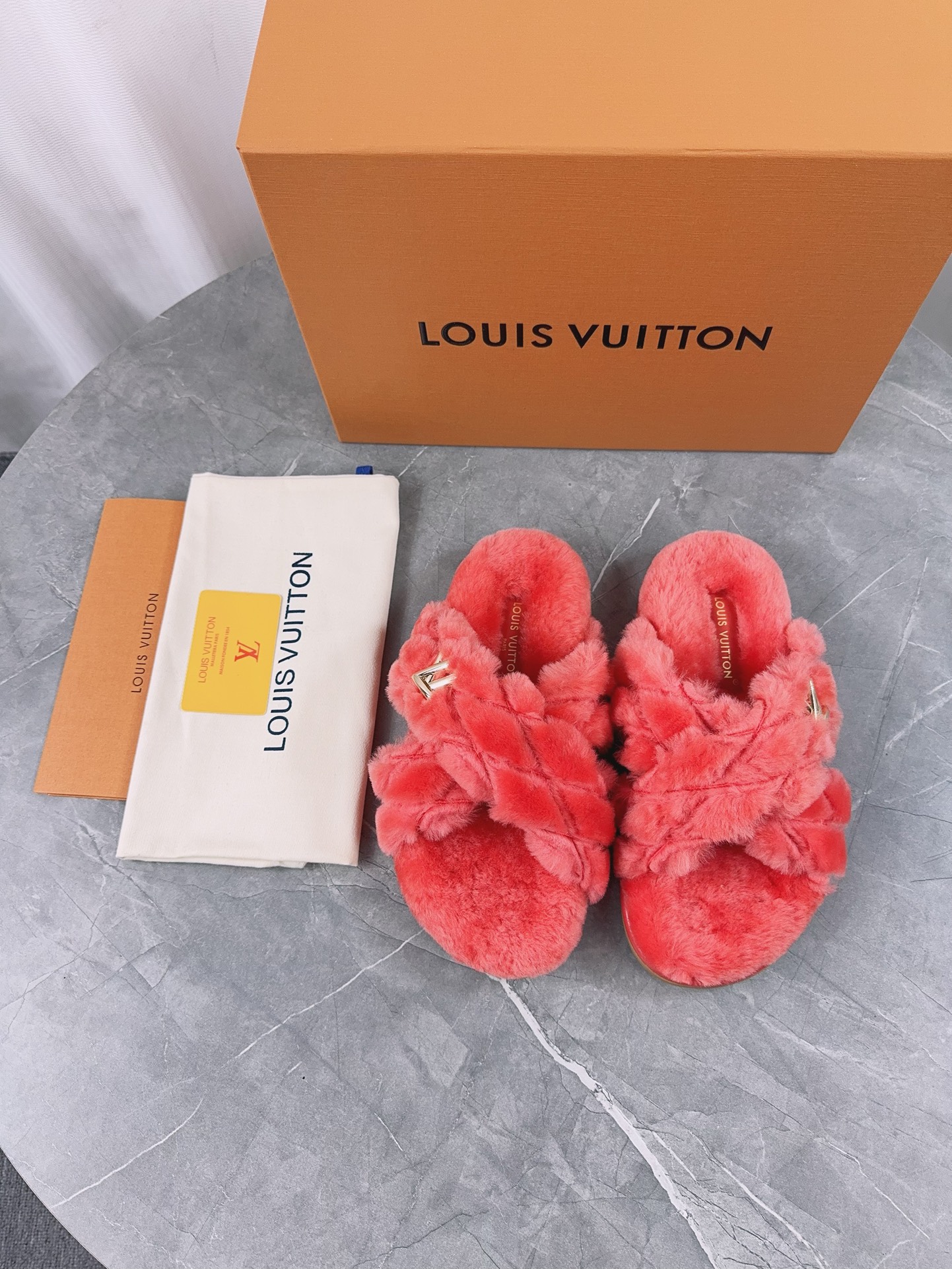 LV 一比一毛絨交叉拖鞋 紅色舒適款|超A仿原單精品圖片 6 LV 一比一毛絨交叉拖鞋 紅色舒適款|歐美奢侈品精品推薦