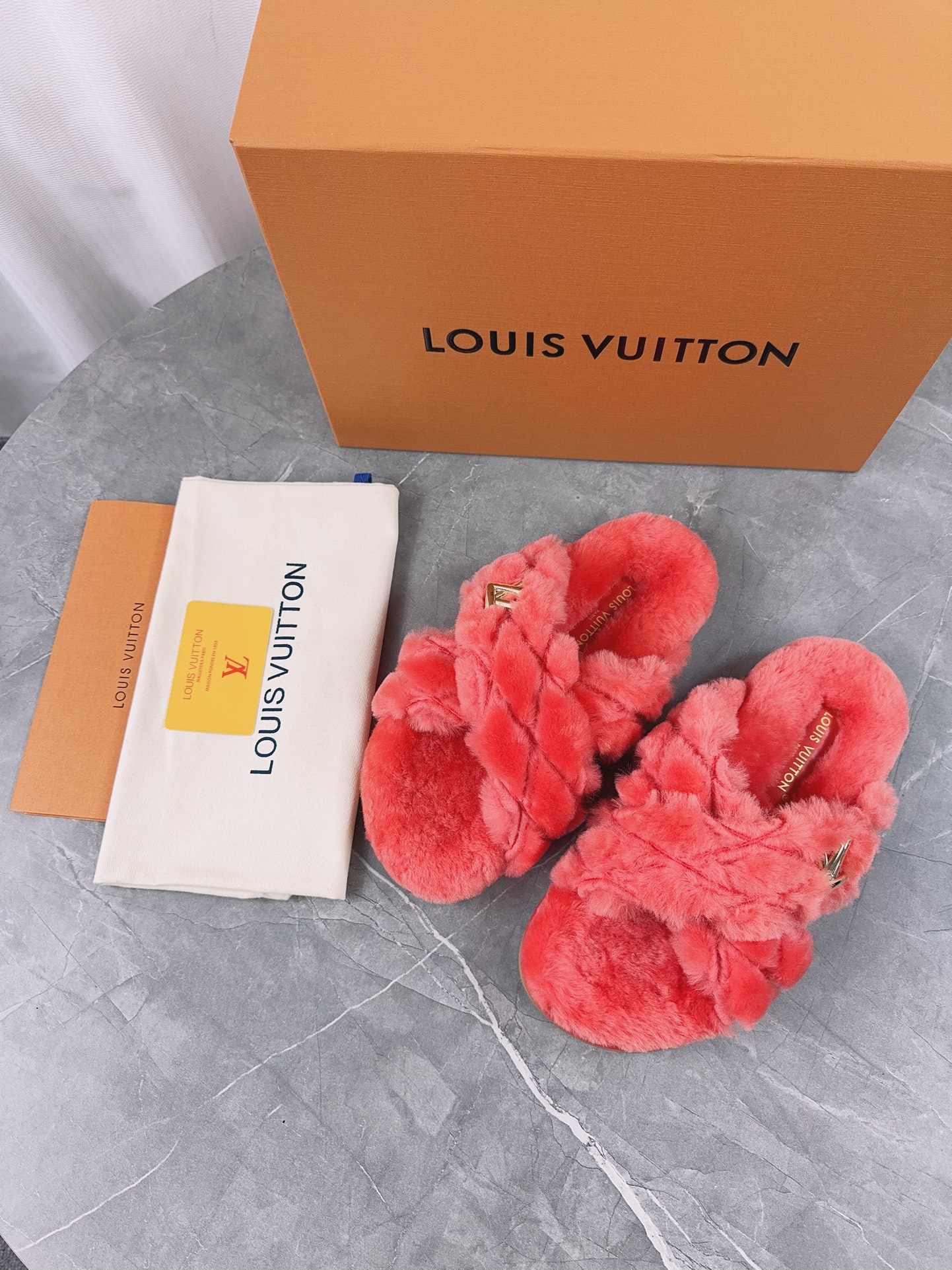 LV 一比一毛絨交叉拖鞋 紅色舒適款|超A仿原單精品圖片 13 LV 一比一毛絨交叉拖鞋 紅色舒適款|歐美奢侈品精品推薦