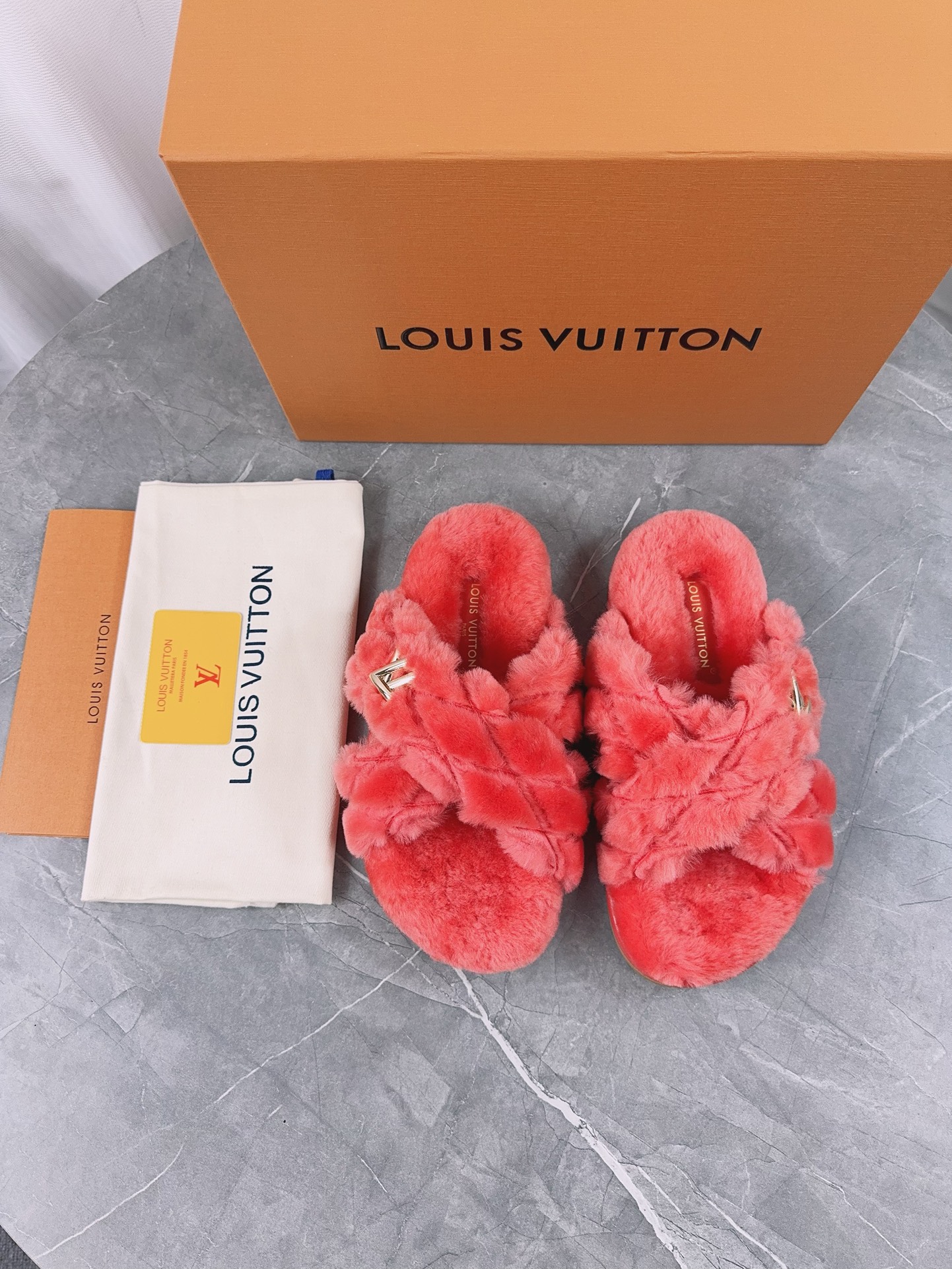 LV 一比一毛絨交叉拖鞋 紅色舒適款|超A仿原單精品圖片 11 LV 一比一毛絨交叉拖鞋 紅色舒適款|歐美奢侈品精品推薦
