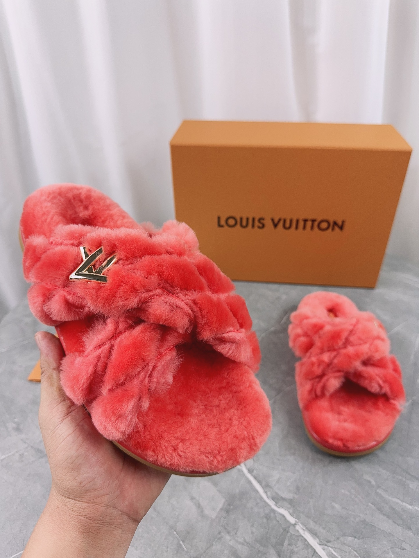 LV 一比一毛絨交叉拖鞋 紅色舒適款|超A仿原單精品圖片 10 LV 一比一毛絨交叉拖鞋 紅色舒適款|歐美奢侈品精品推薦