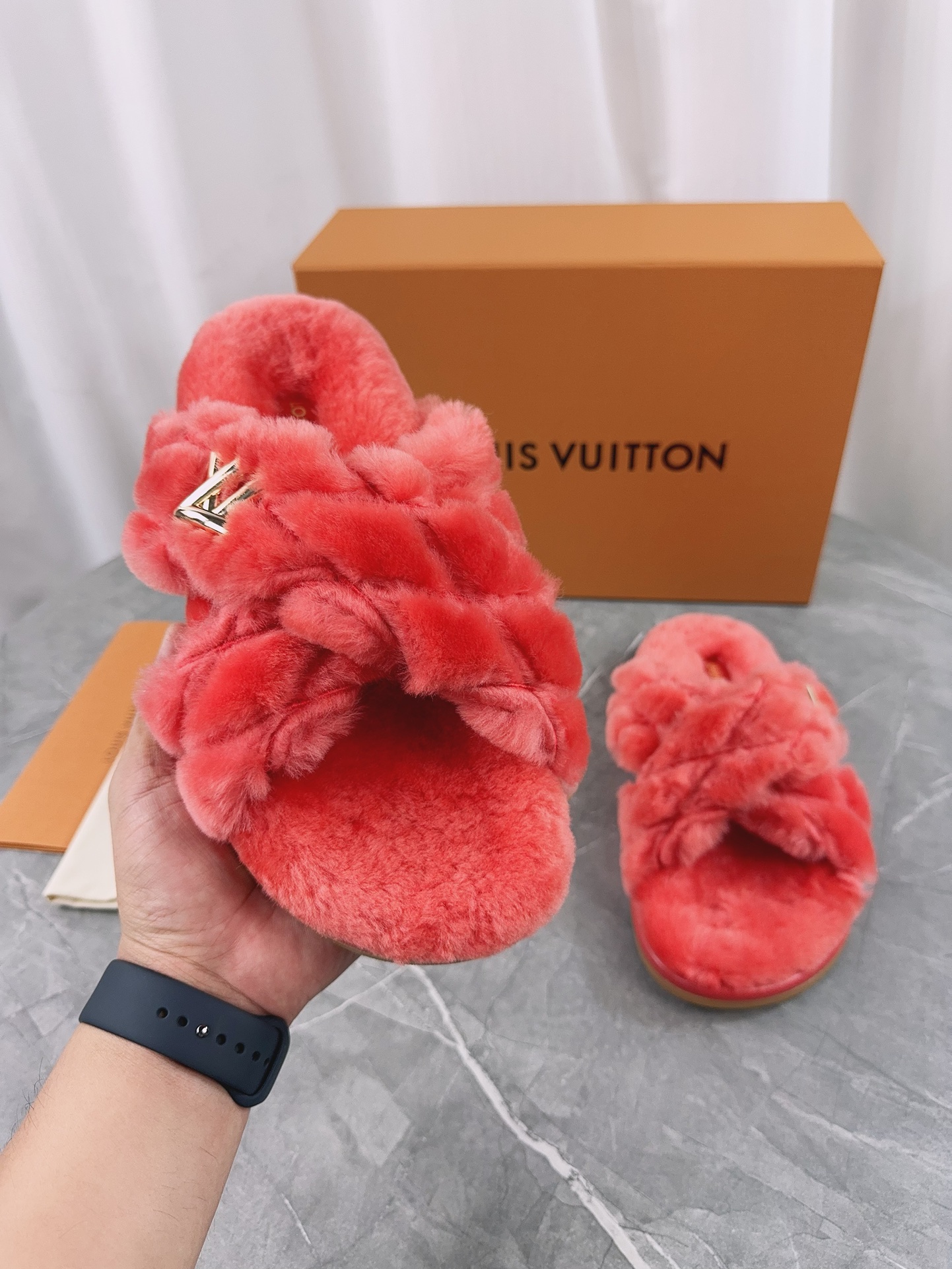 LV 一比一毛絨交叉拖鞋 紅色舒適款|超A仿原單精品圖片 7 LV 一比一毛絨交叉拖鞋 紅色舒適款|歐美奢侈品精品推薦