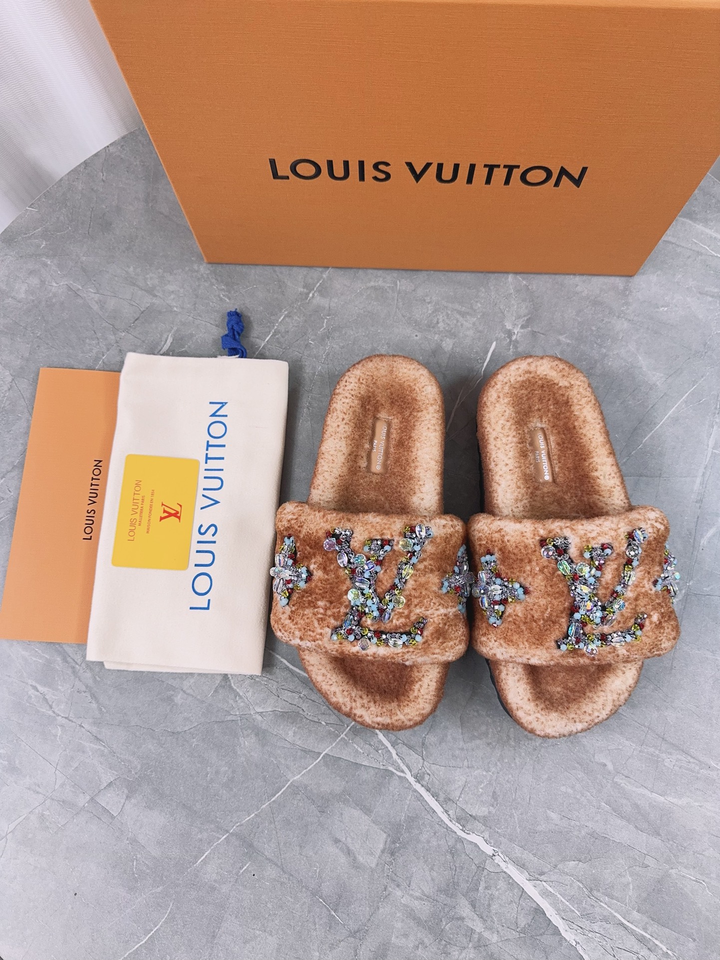 LV 原單毛絨刺繡拖鞋 奢華亮片設計|超A仿原單精品圖片 6 LV 原單毛絨刺繡拖鞋 奢華亮片設計|歐美奢侈品精品推薦