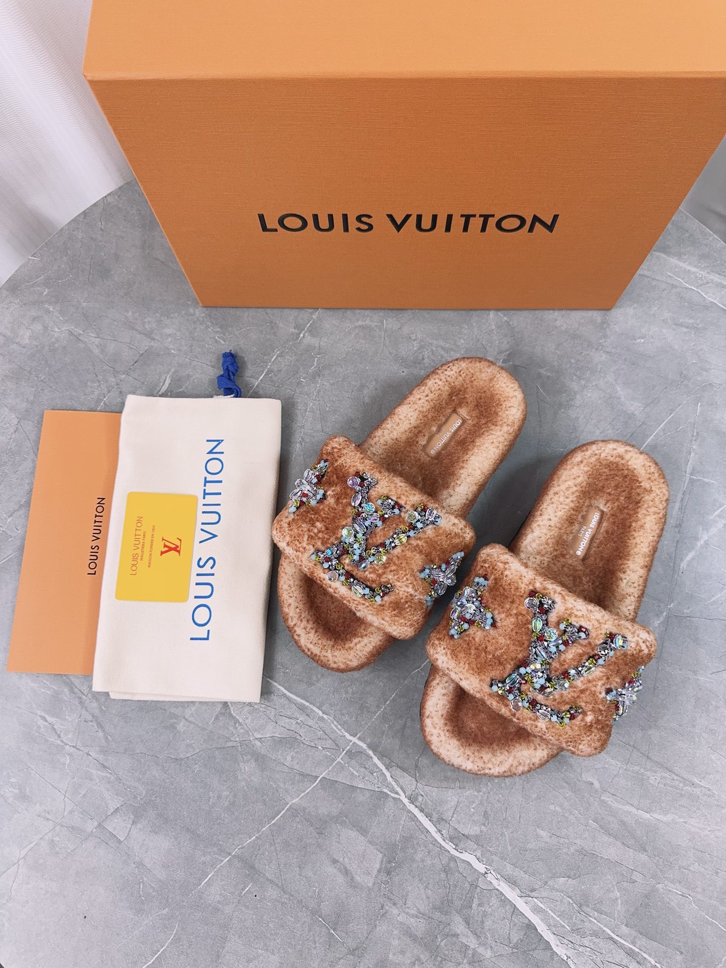 LV 原單毛絨刺繡拖鞋 奢華亮片設計|超A仿原單精品圖片 12 LV 原單毛絨刺繡拖鞋 奢華亮片設計|歐美奢侈品精品推薦
