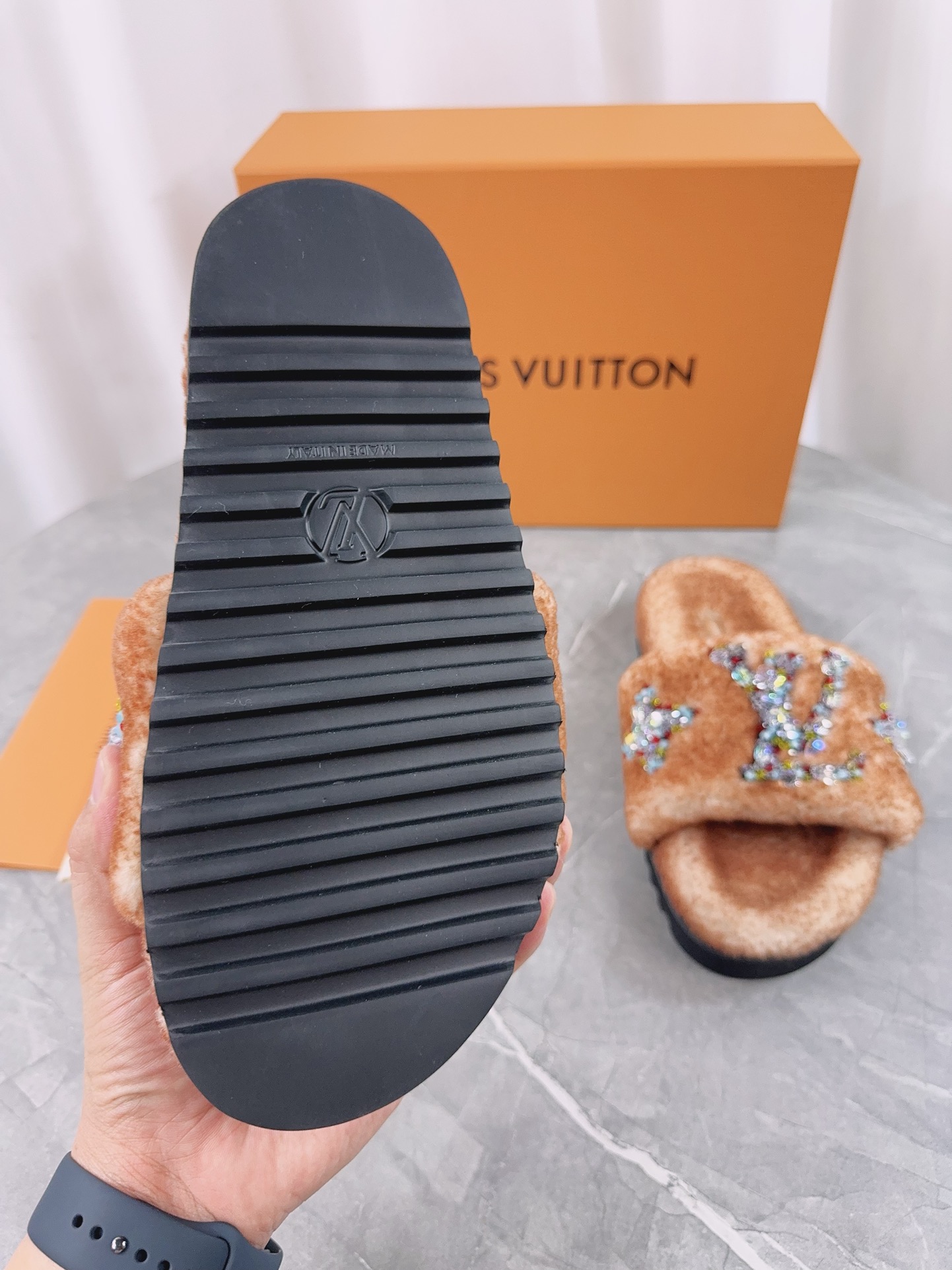 LV 原單毛絨刺繡拖鞋 奢華亮片設計|超A仿原單精品圖片 11 LV 原單毛絨刺繡拖鞋 奢華亮片設計|歐美奢侈品精品推薦