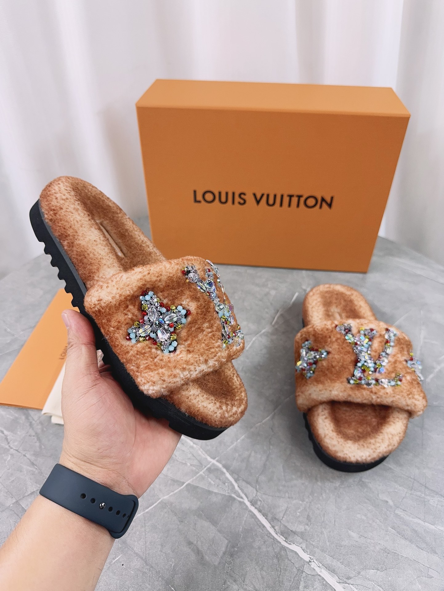 LV 原單毛絨刺繡拖鞋 奢華亮片設計|超A仿原單精品圖片 10 LV 原單毛絨刺繡拖鞋 奢華亮片設計|歐美奢侈品精品推薦