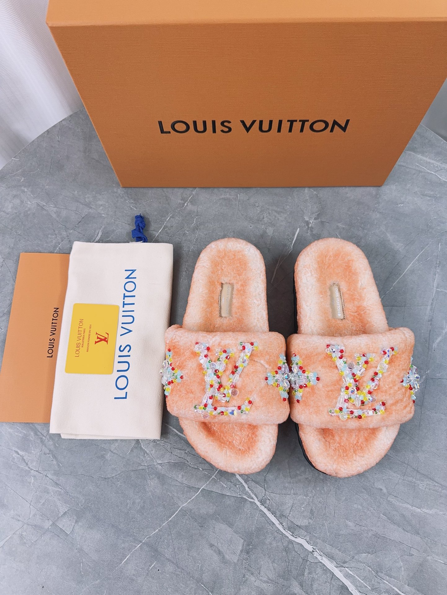 LV 精品毛絨拖鞋 橘色亮片刺繡款|超A仿原單精品圖片 11 LV 精品毛絨拖鞋 橘色亮片刺繡款|歐美奢侈品精品推薦