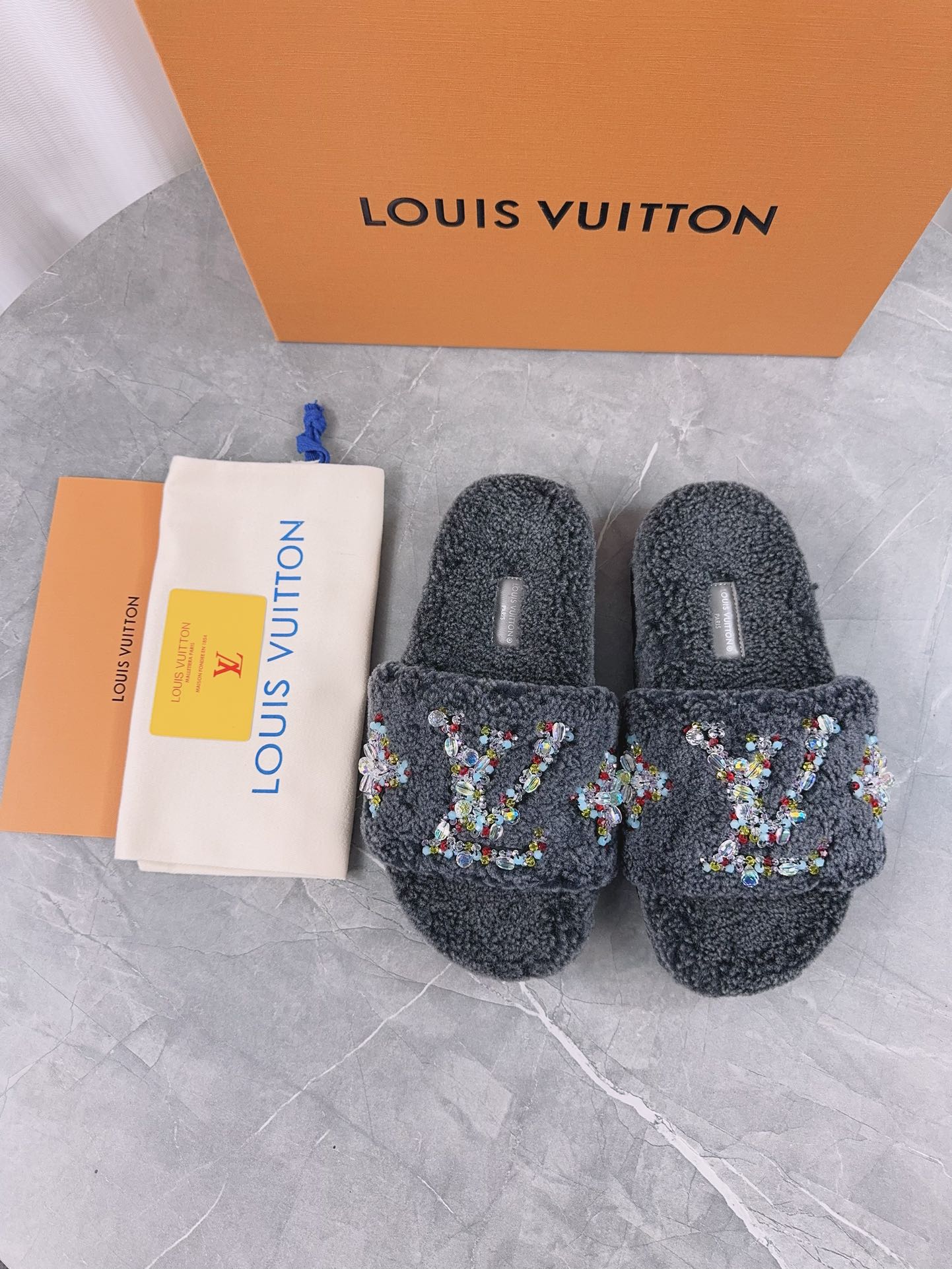 LV 精品毛絨拖鞋 灰色亮片刺繡款| 6 LV 精品毛絨拖鞋 灰色亮片刺繡款