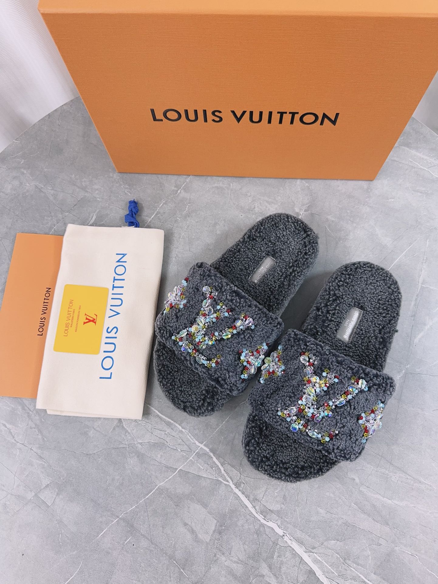 LV 精品毛絨拖鞋 灰色亮片刺繡款| 13 LV 精品毛絨拖鞋 灰色亮片刺繡款