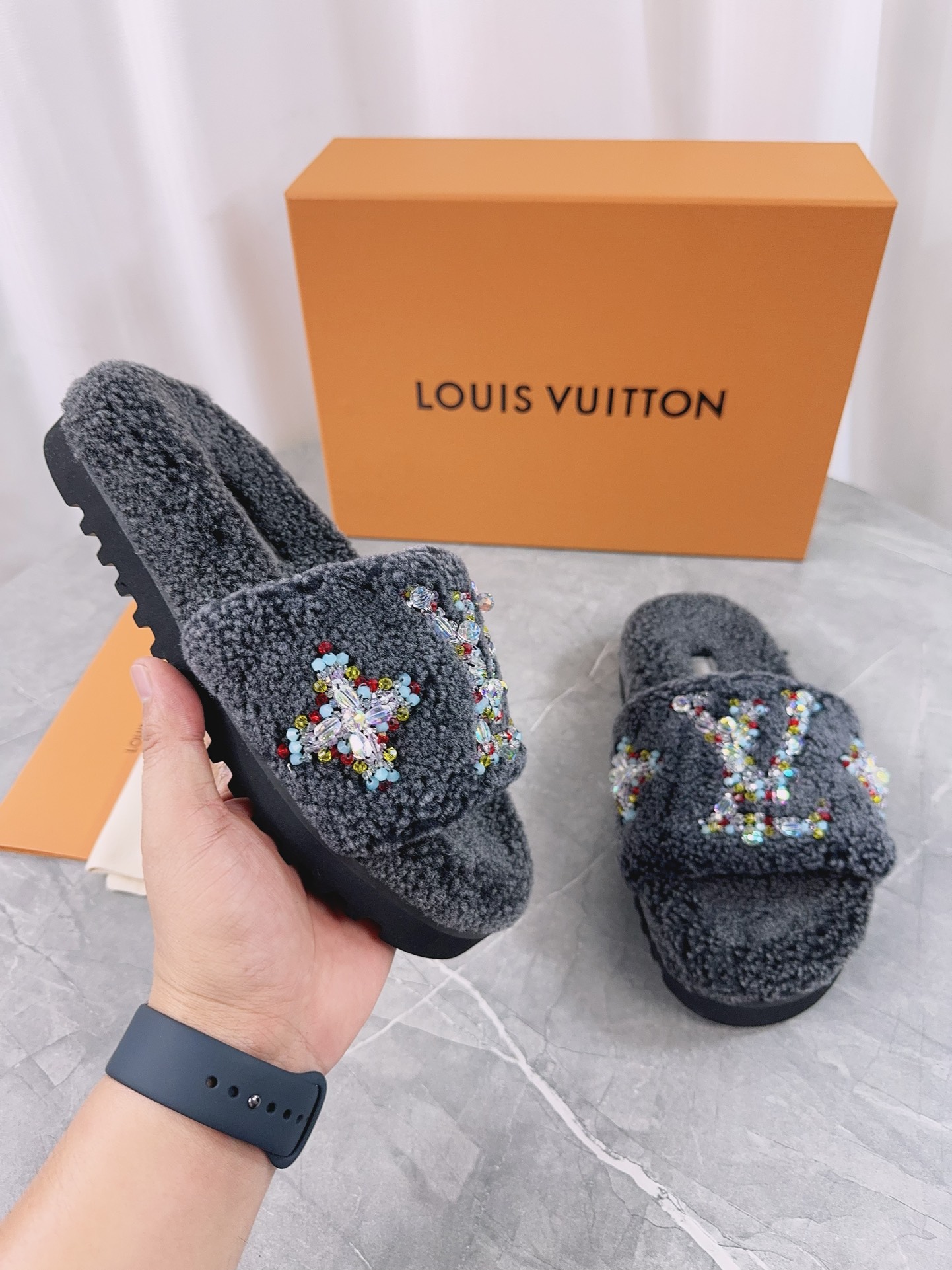 LV 精品毛絨拖鞋 灰色亮片刺繡款| 12 LV 精品毛絨拖鞋 灰色亮片刺繡款