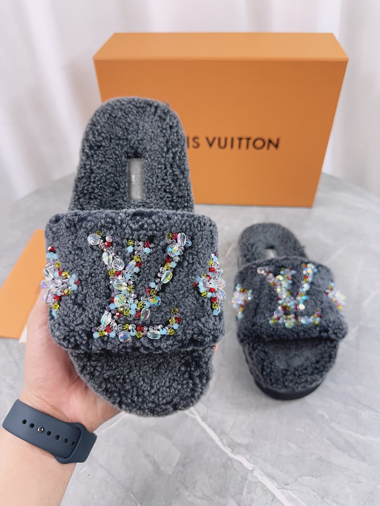 LV 精品毛絨拖鞋 灰色亮片刺繡款| 11 LV 精品毛絨拖鞋 灰色亮片刺繡款