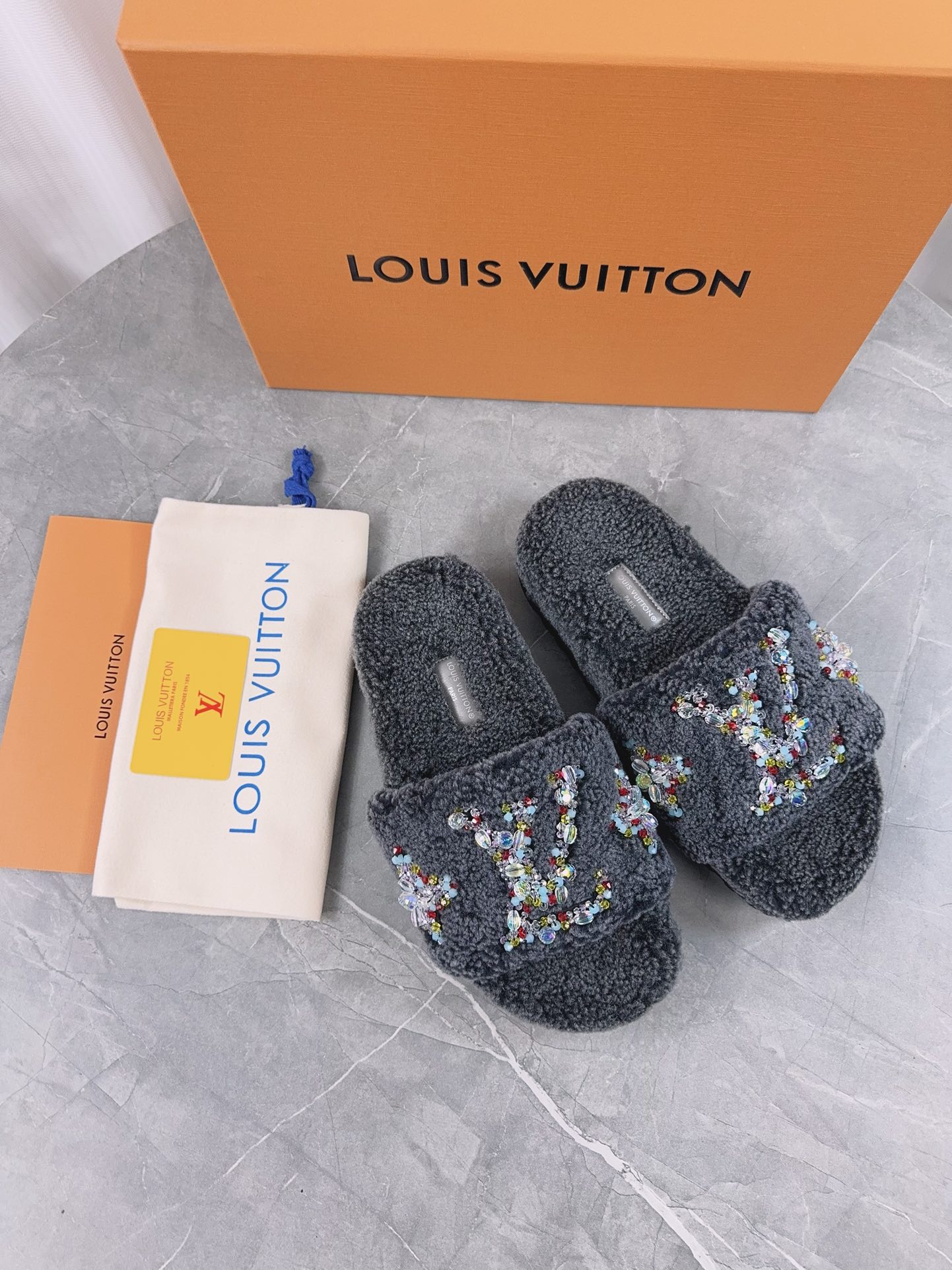 LV 精品毛絨拖鞋 灰色亮片刺繡款| 10 LV 精品毛絨拖鞋 灰色亮片刺繡款