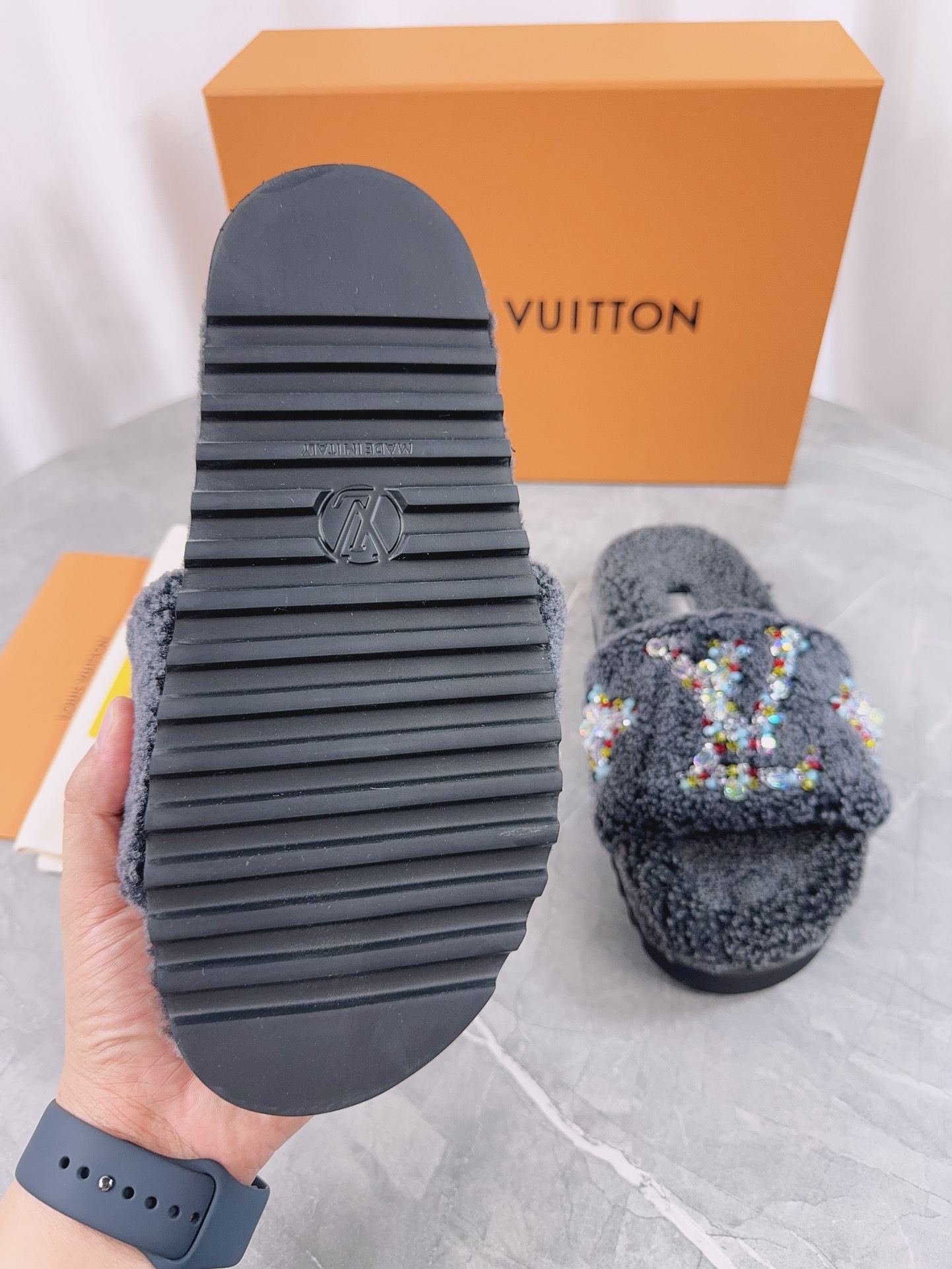 LV 精品毛絨拖鞋 灰色亮片刺繡款| 9 LV 精品毛絨拖鞋 灰色亮片刺繡款