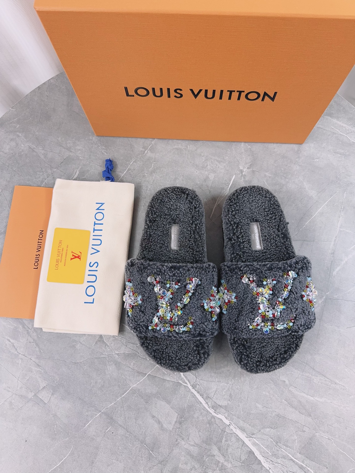 LV 精品毛絨拖鞋 灰色亮片刺繡款| 8 LV 精品毛絨拖鞋 灰色亮片刺繡款