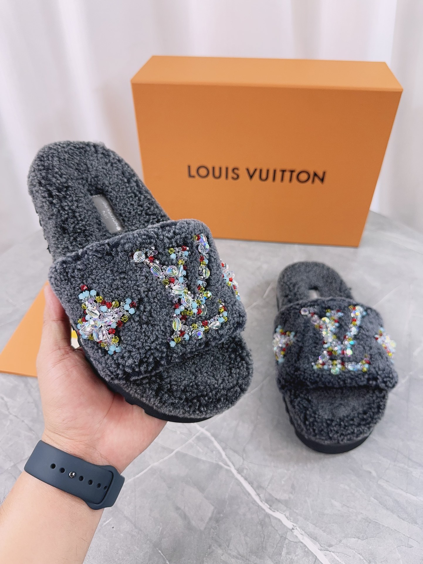 LV 精品毛絨拖鞋 灰色亮片刺繡款| 7 LV 精品毛絨拖鞋 灰色亮片刺繡款