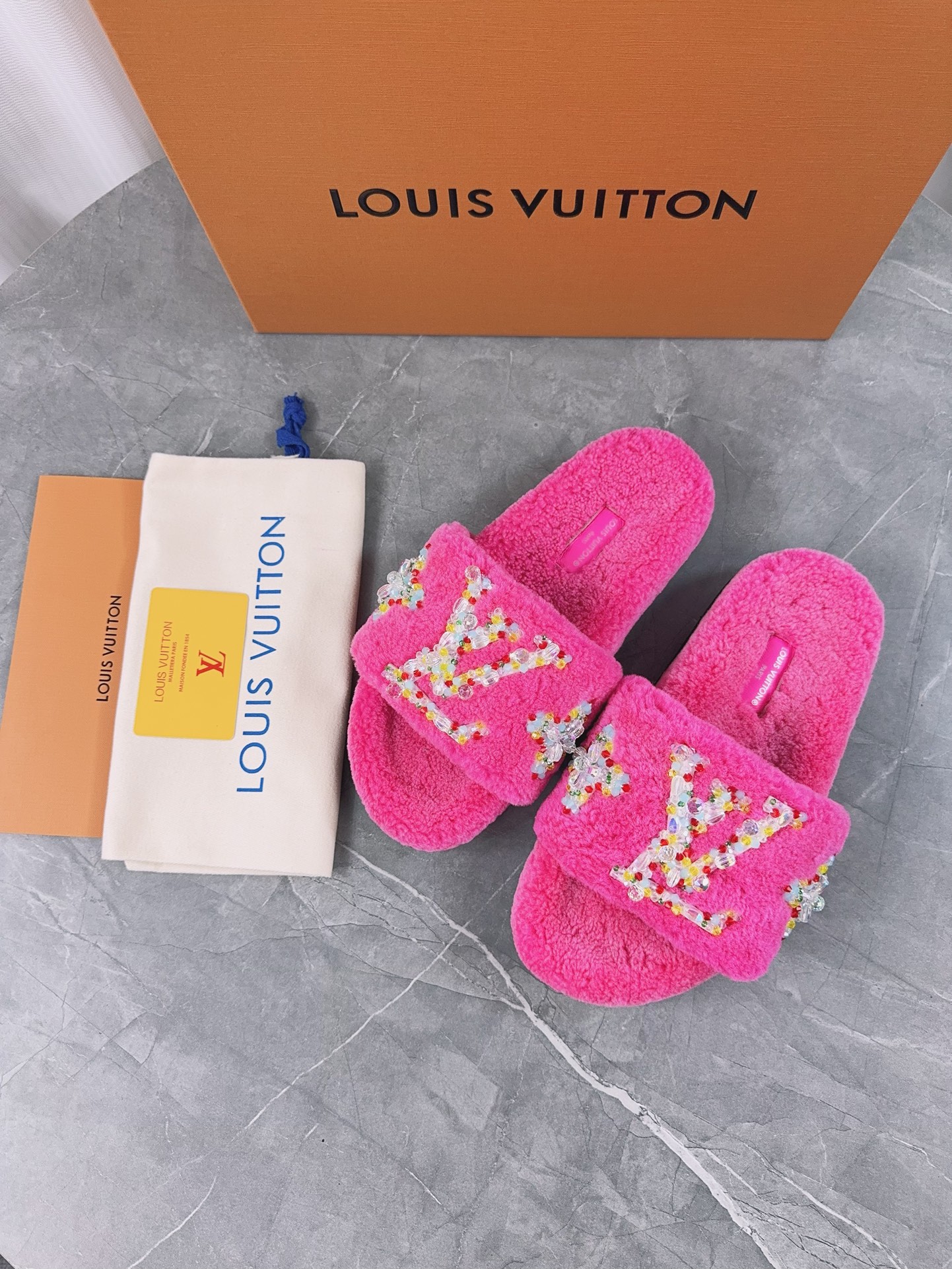 LV 精品毛絨拖鞋 桃紅亮片刺繡款|超A仿原單精品圖片 6 LV 精品毛絨拖鞋 桃紅亮片刺繡款|歐美奢侈品精品推薦