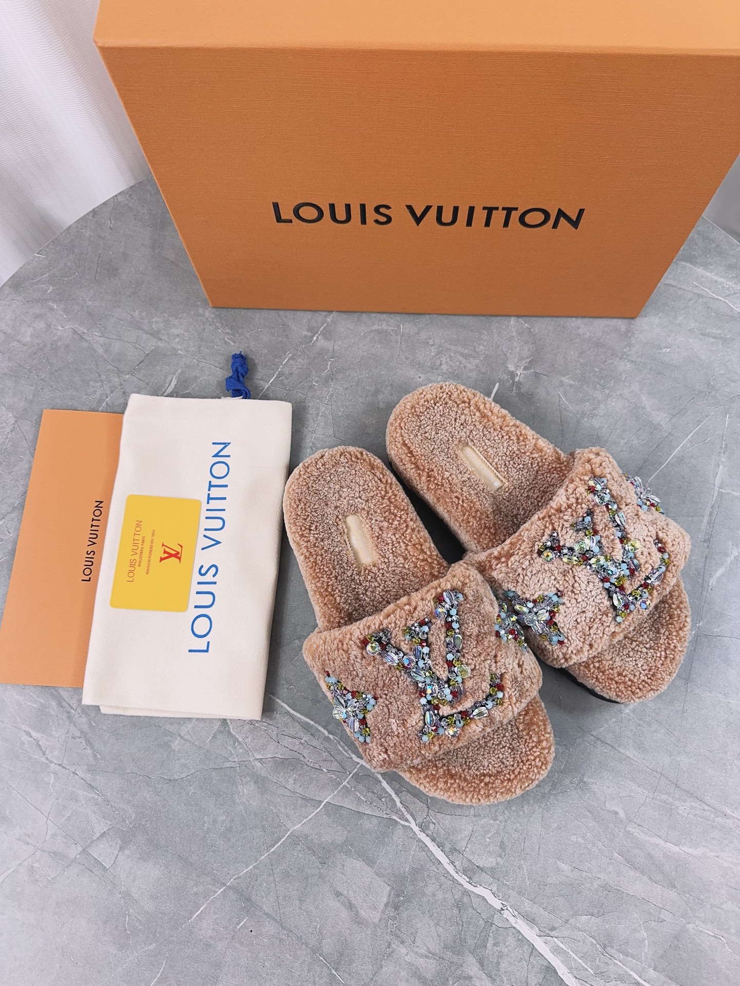 LV 精品毛絨拖鞋 奶咖亮片刺繡款|超A仿原單精品圖片 12 LV 精品毛絨拖鞋 奶咖亮片刺繡款|歐美奢侈品精品推薦