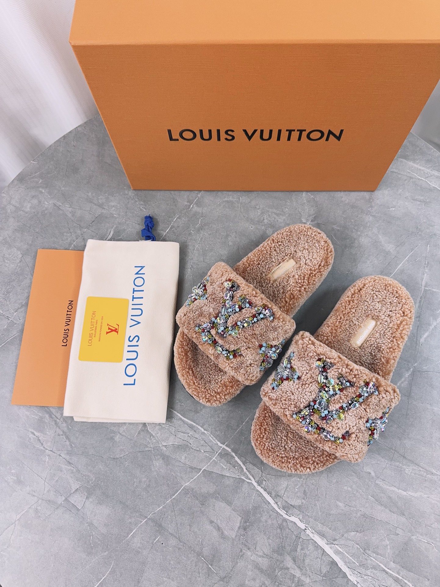 LV 精品毛絨拖鞋 奶咖亮片刺繡款|超A仿原單精品圖片 8 LV 精品毛絨拖鞋 奶咖亮片刺繡款|歐美奢侈品精品推薦