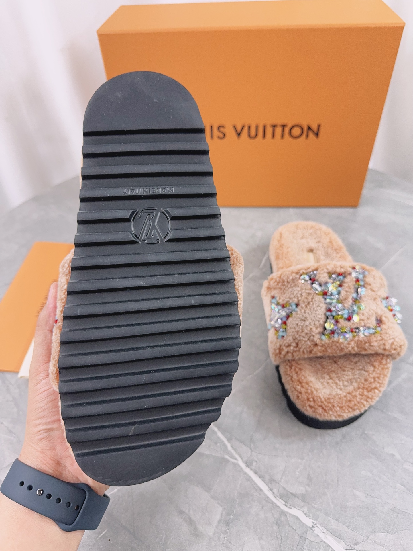 LV 精品毛絨拖鞋 奶咖亮片刺繡款|超A仿原單精品圖片 7 LV 精品毛絨拖鞋 奶咖亮片刺繡款|歐美奢侈品精品推薦