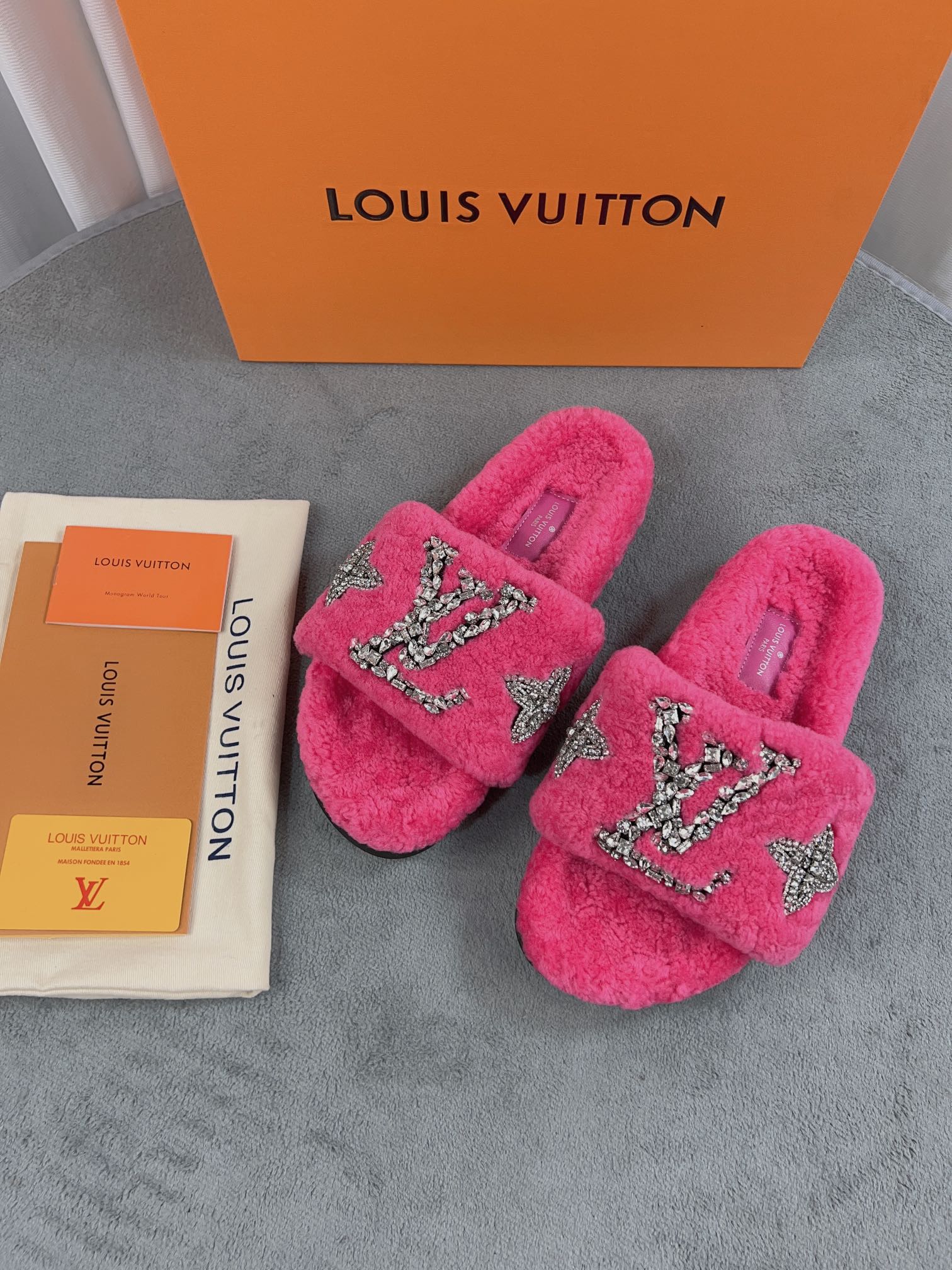 LV 高仿毛絨拖鞋 桃紅水鑽刺繡款｜歐美奢侈品精品推薦