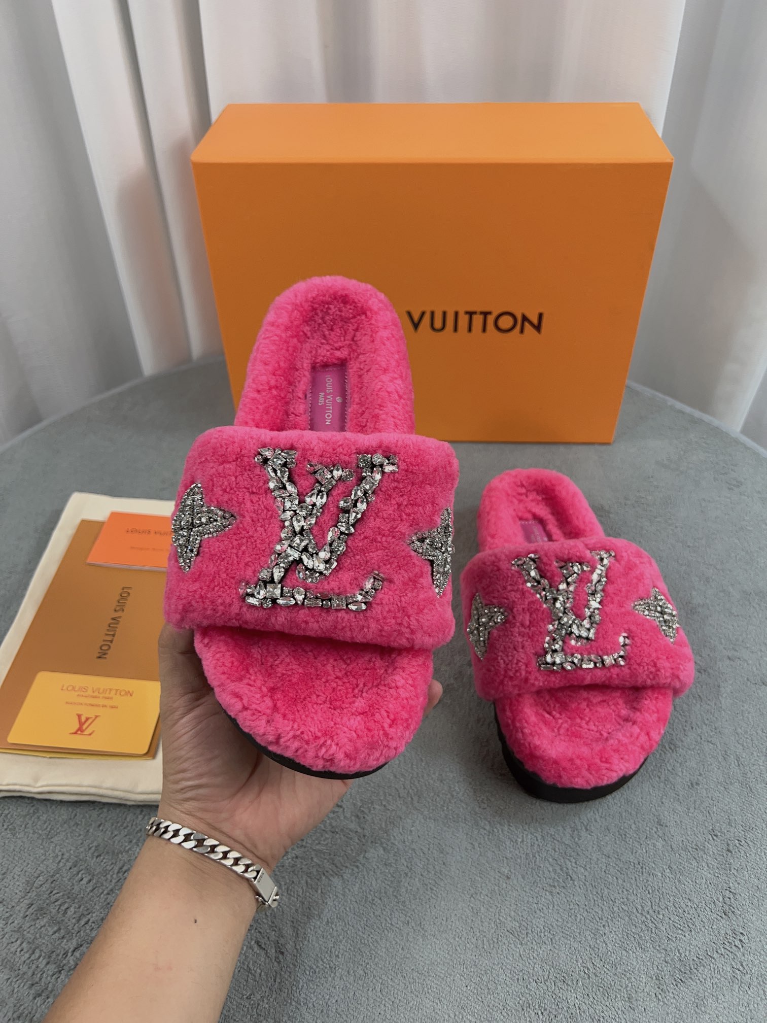 LV 高仿毛絨拖鞋 桃紅水鑽刺繡款｜歐美奢侈品精品推薦