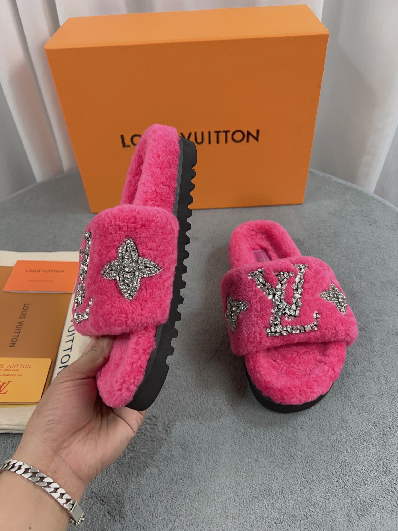 LV 高仿毛絨拖鞋 桃紅水鑽刺繡款｜歐美奢侈品精品推薦