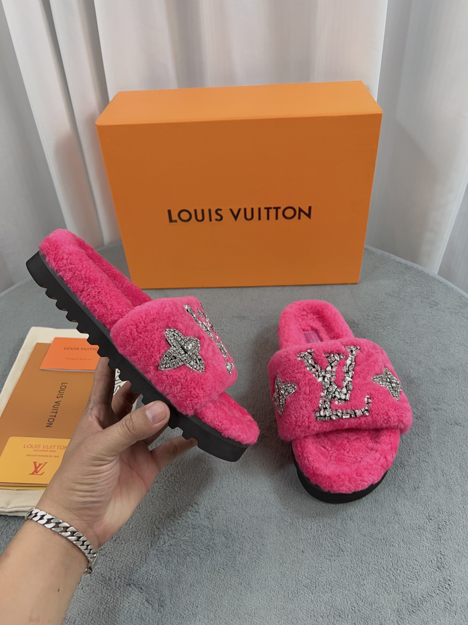 LV 高仿毛絨拖鞋 桃紅水鑽刺繡款｜歐美奢侈品精品推薦