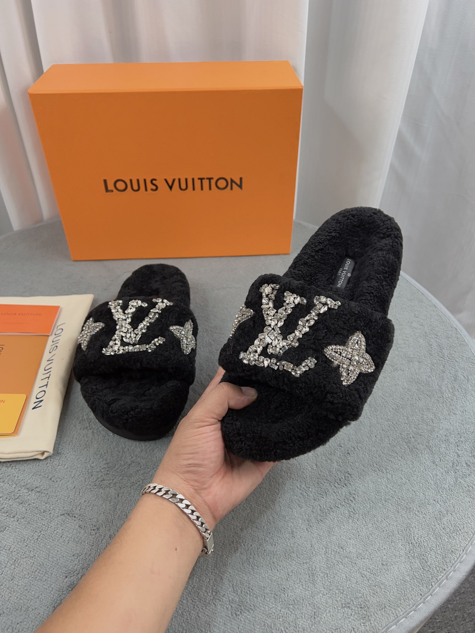 LV 高仿毛絨拖鞋 黑色水鑽刺繡款｜歐美奢侈品精品推薦