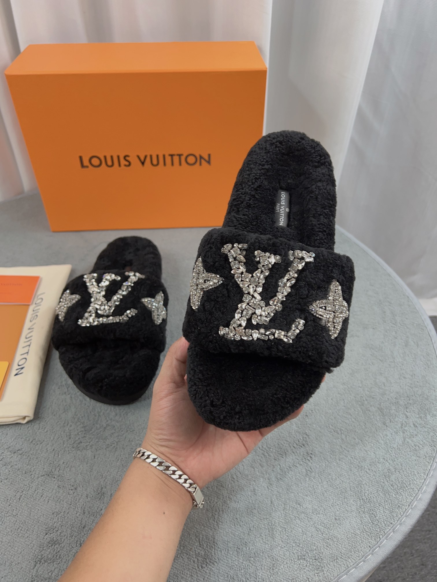 LV 高仿毛絨拖鞋 黑色水鑽刺繡款｜歐美奢侈品精品推薦